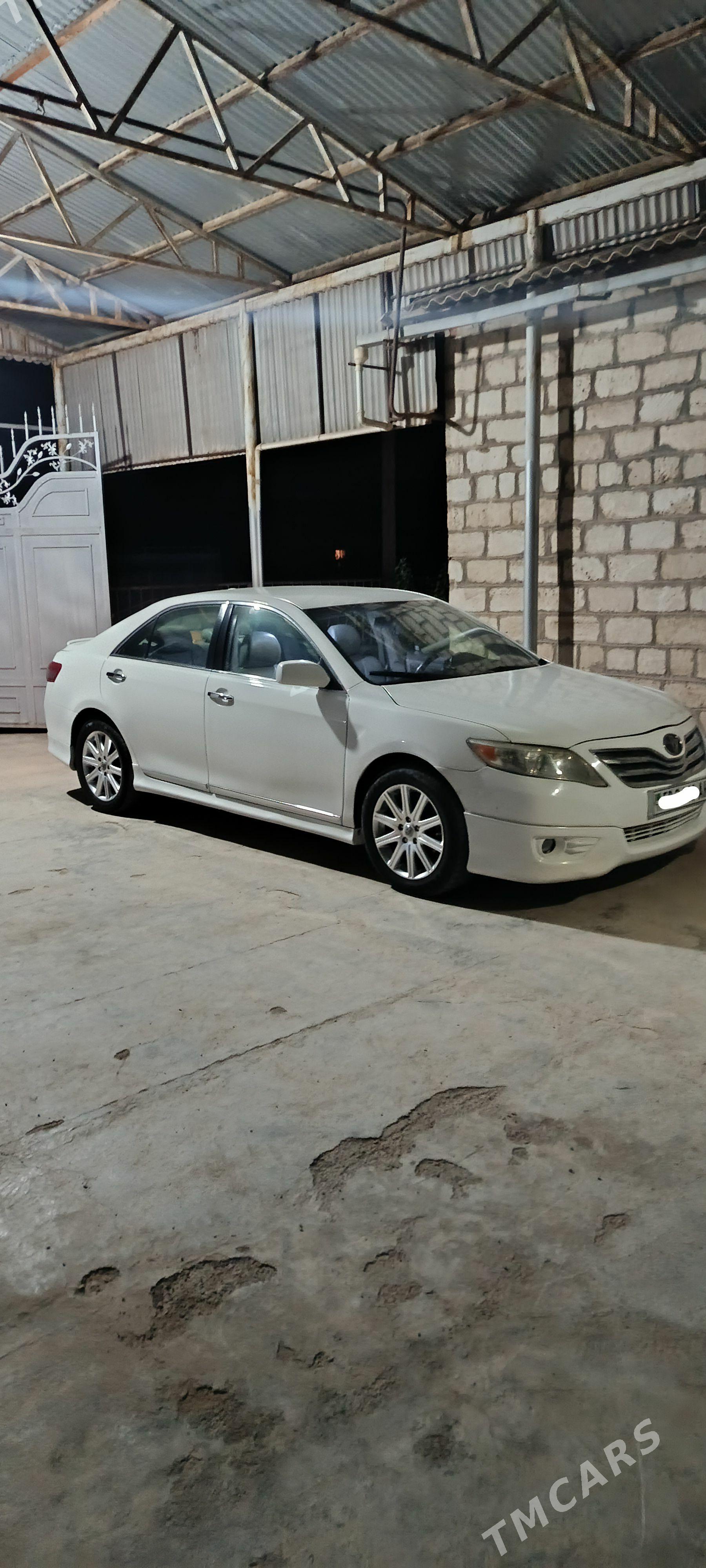 Toyota Camry 2011 - 195 000 TMT - Теджен - img 1