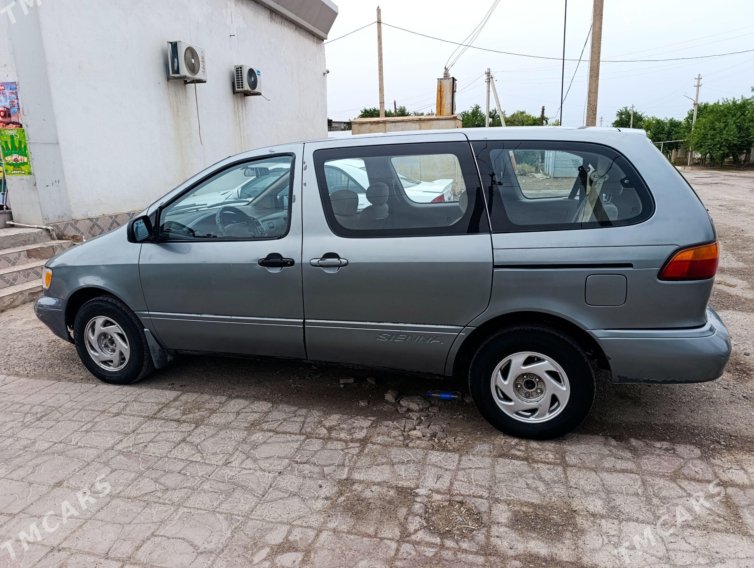 Toyota Sienna 2000 - 160 000 TMT - Мары - img 1