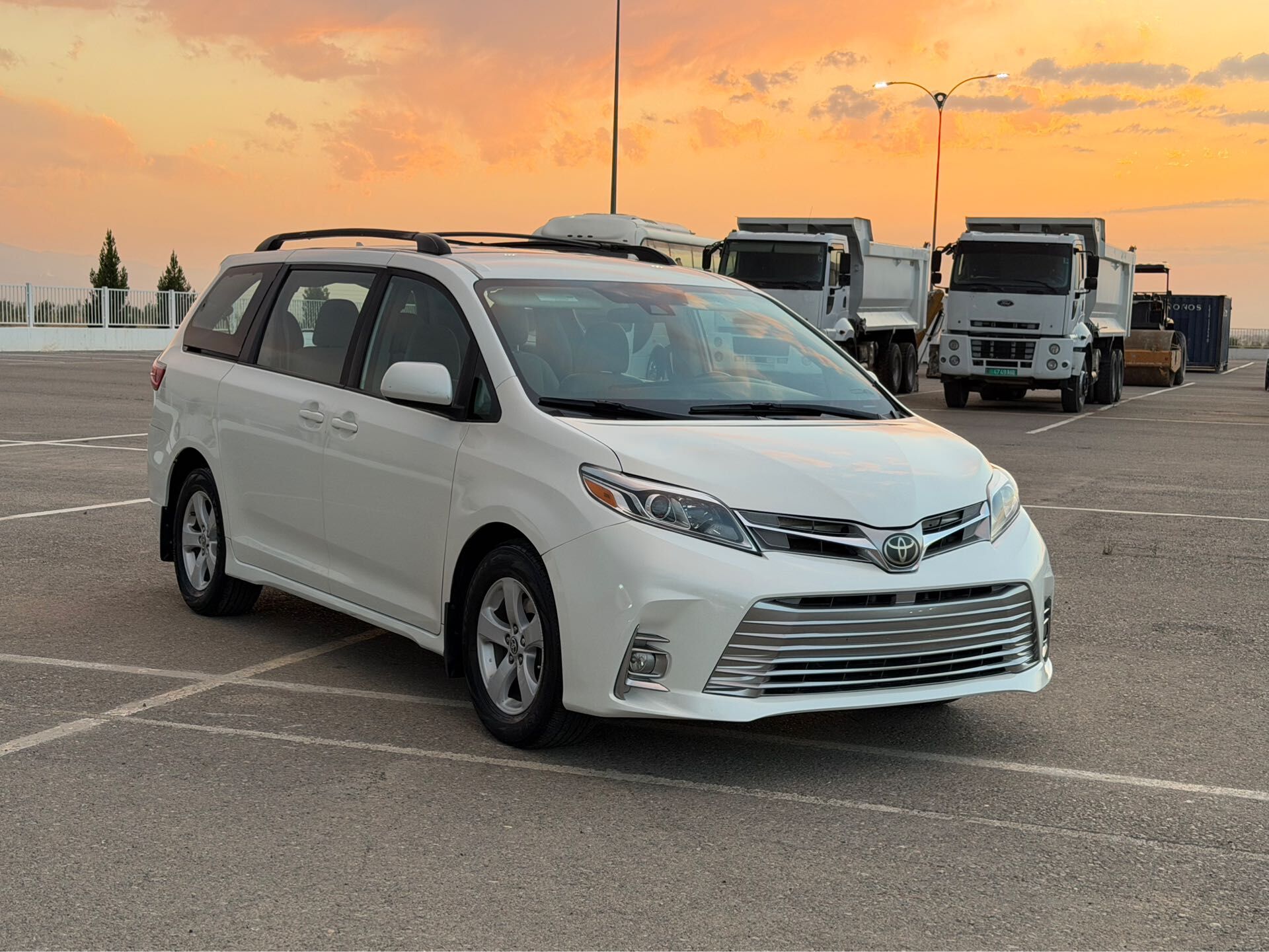 Toyota Sienna 2020 - 365 000 TMT - Aşgabat - img 1
