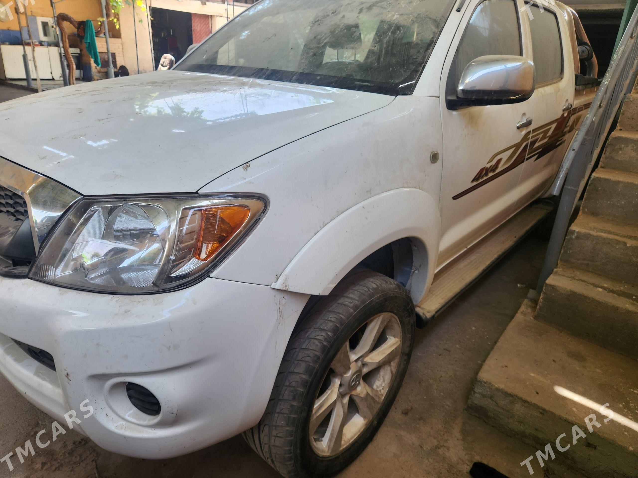 Toyota Hilux 2011 - 300 000 TMT - Büzmeýin - img 1