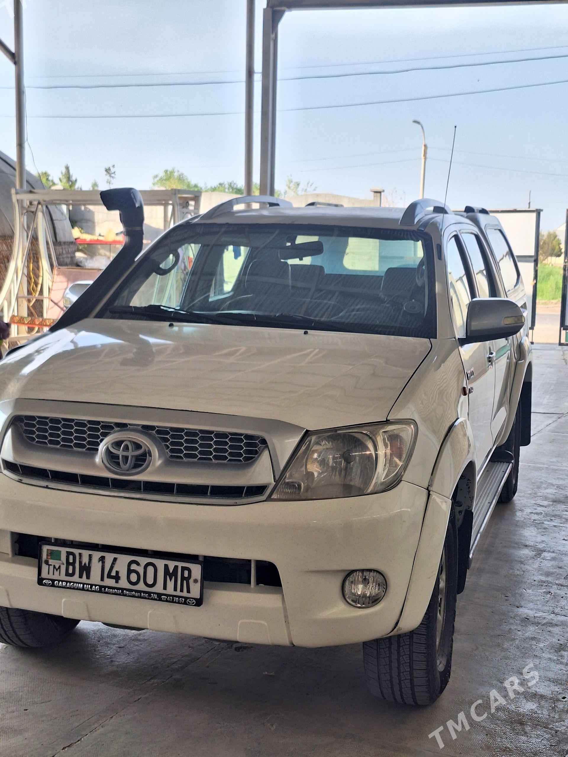 Toyota Hilux 2011 - 270 000 TMT - Мары - img 1