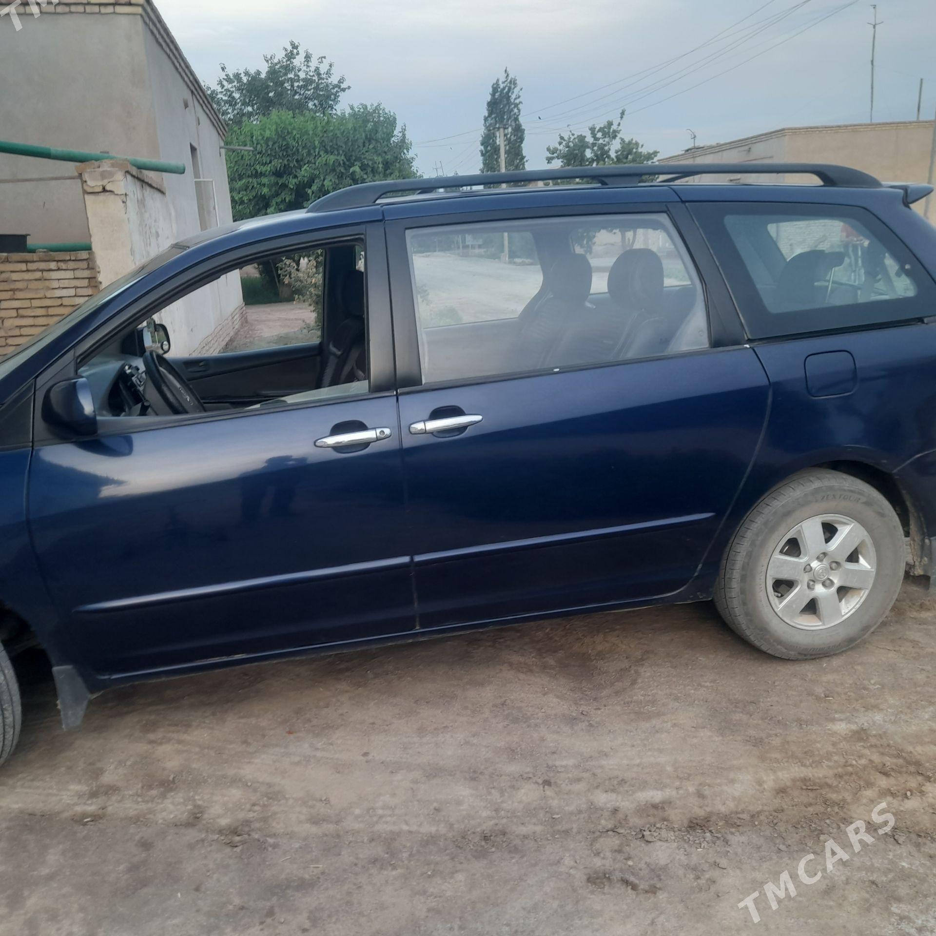 Toyota Sienna 2004 - 200 000 TMT - Гурбансолтан Едже - img 1