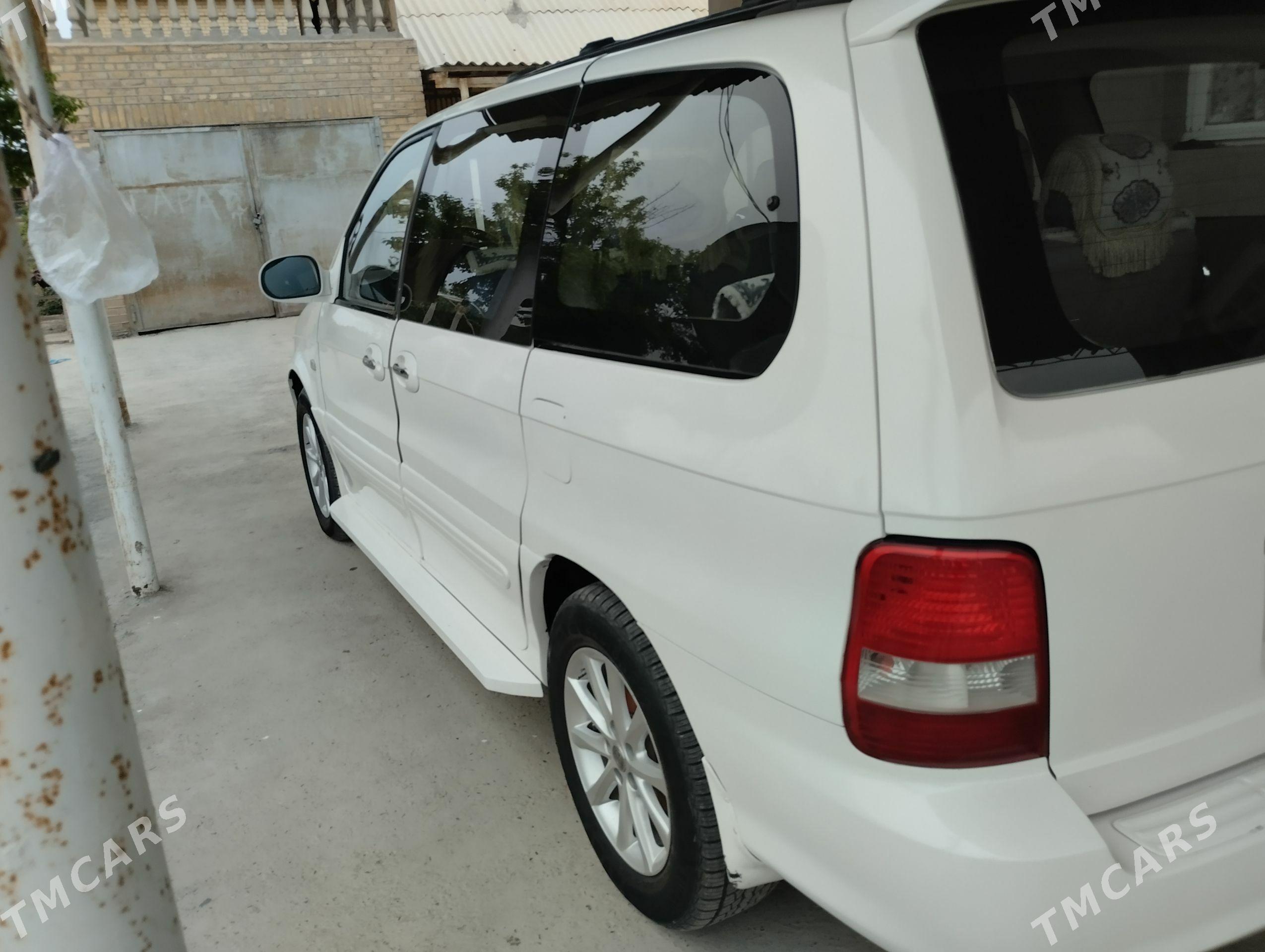 Kia Carnival 2002 - 80 000 TMT - Дашогуз - img 1