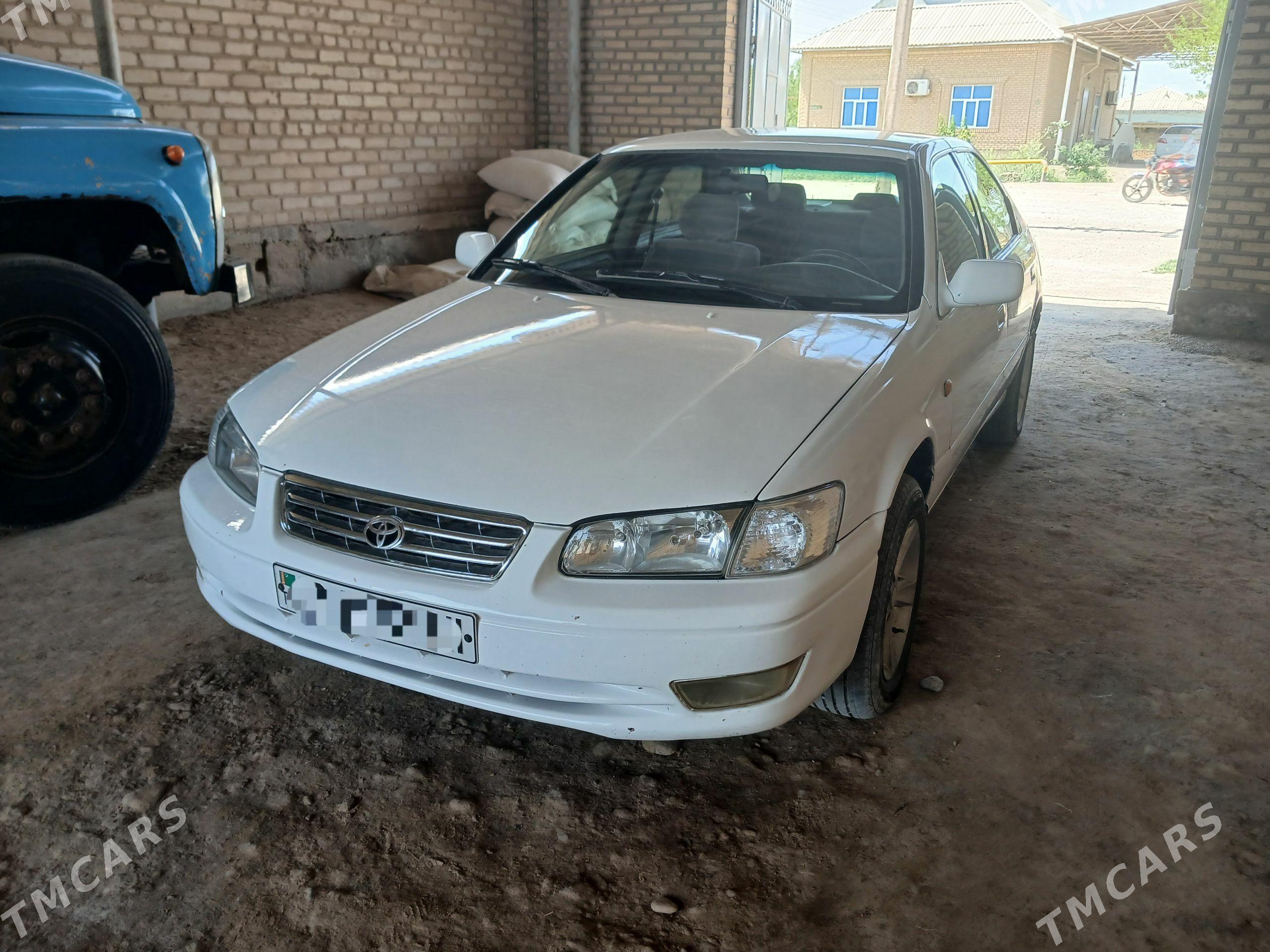 Toyota Camry 2001 - 150 000 TMT - Теджен - img 1