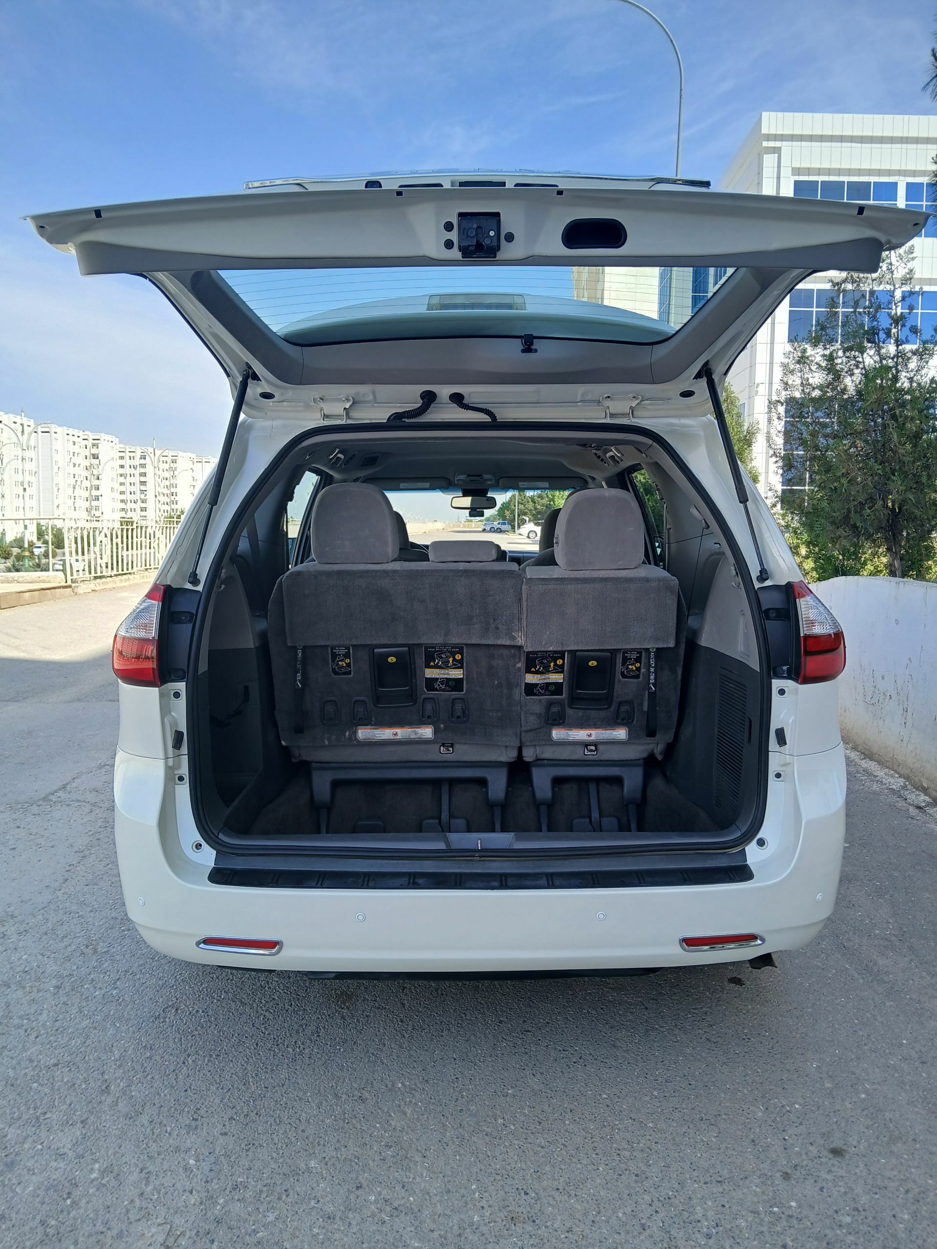 Toyota Sienna 2018 - 400 000 TMT - Aşgabat - img 1