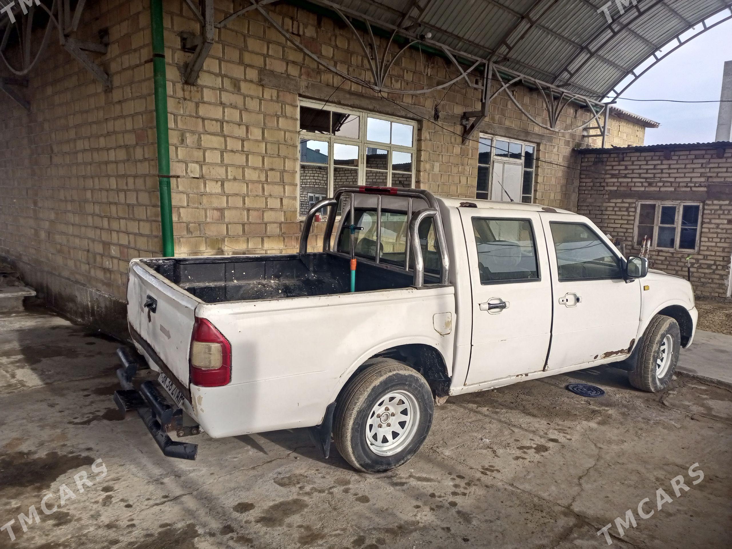 Toyota Hilux 2006 - 65 000 TMT - Ак-Бугдайский этрап - img 1