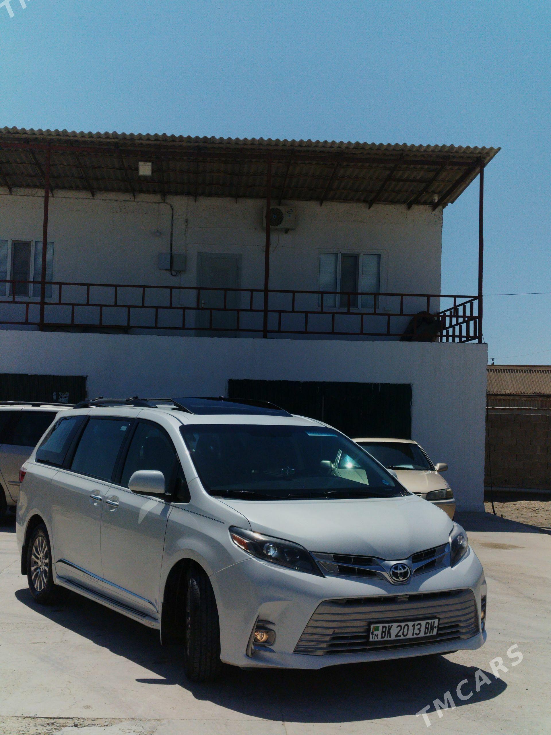 Toyota Sienna 2016 - 430 000 TMT - Хазар - img 1