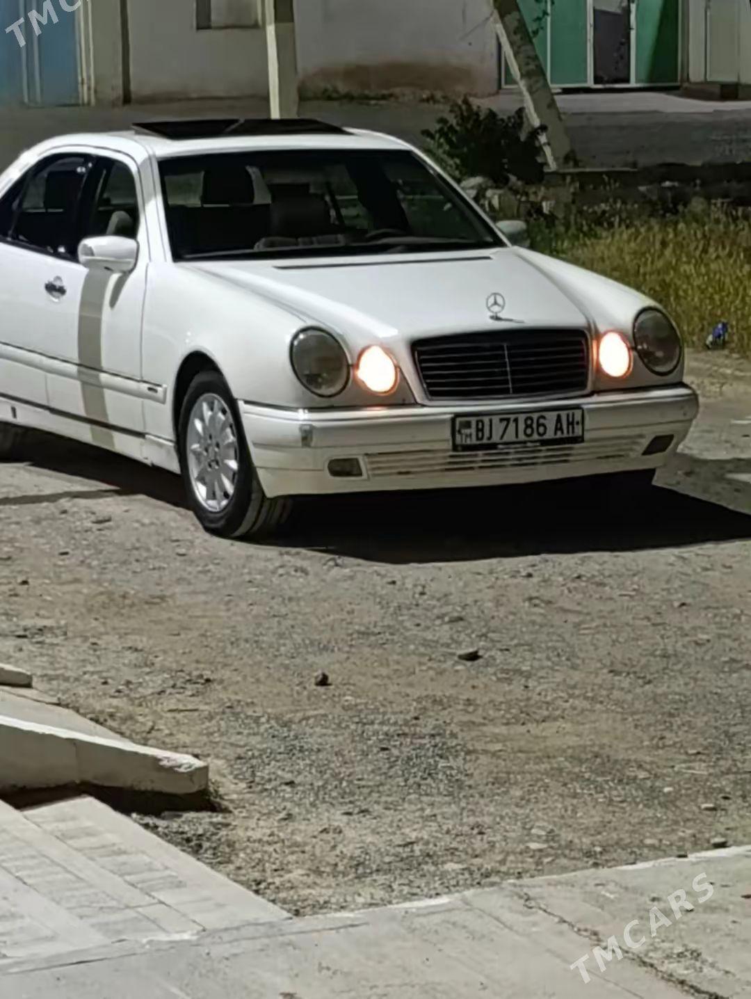 Mercedes-Benz E320 1998 - 65 000 TMT - Кака - img 1