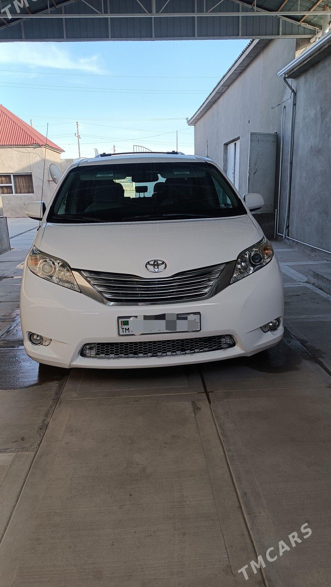 Toyota Sienna 2010 - 390 000 TMT - Балканабат - img 1
