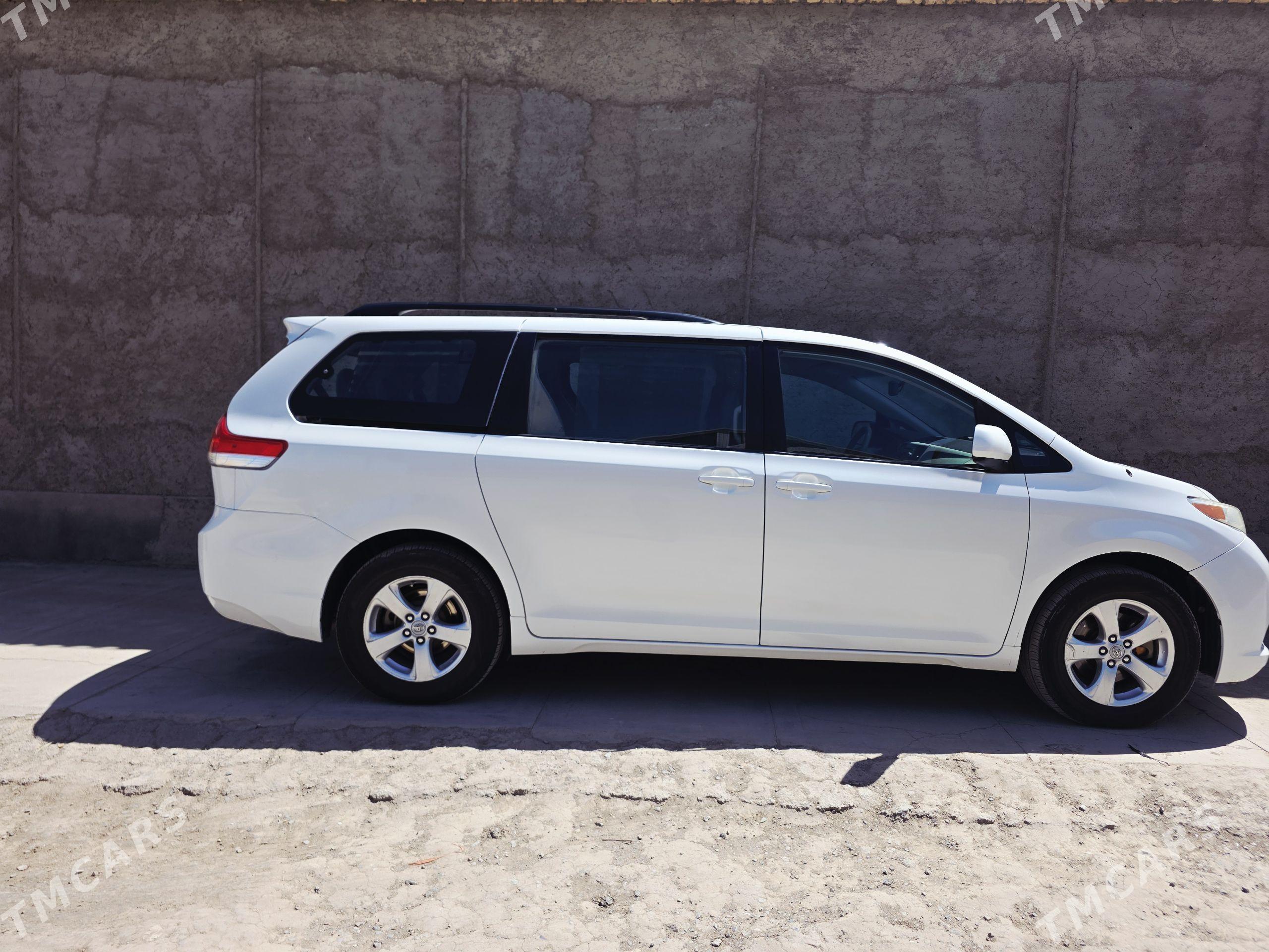 Toyota Sienna 2012 - 350 000 TMT - Кёнеургенч - img 1