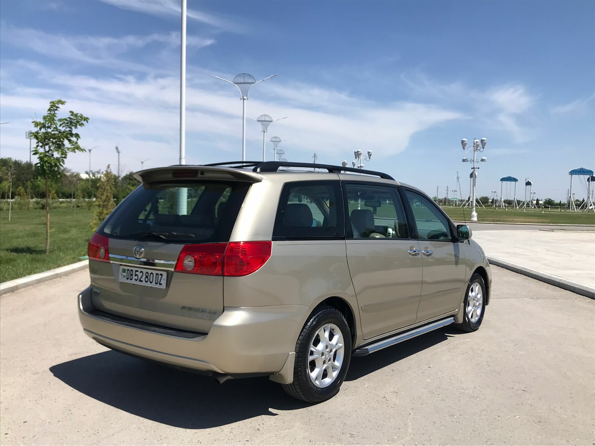Toyota Sienna 2009 - 300 000 TMT - Дашогуз - img 1