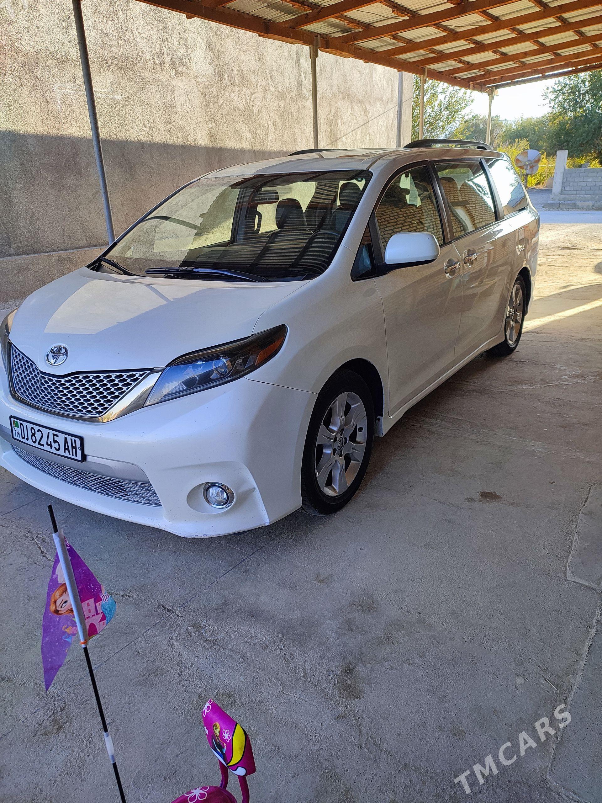 Toyota Sienna 2015 - 370 000 TMT - Ак-Бугдайский этрап - img 1