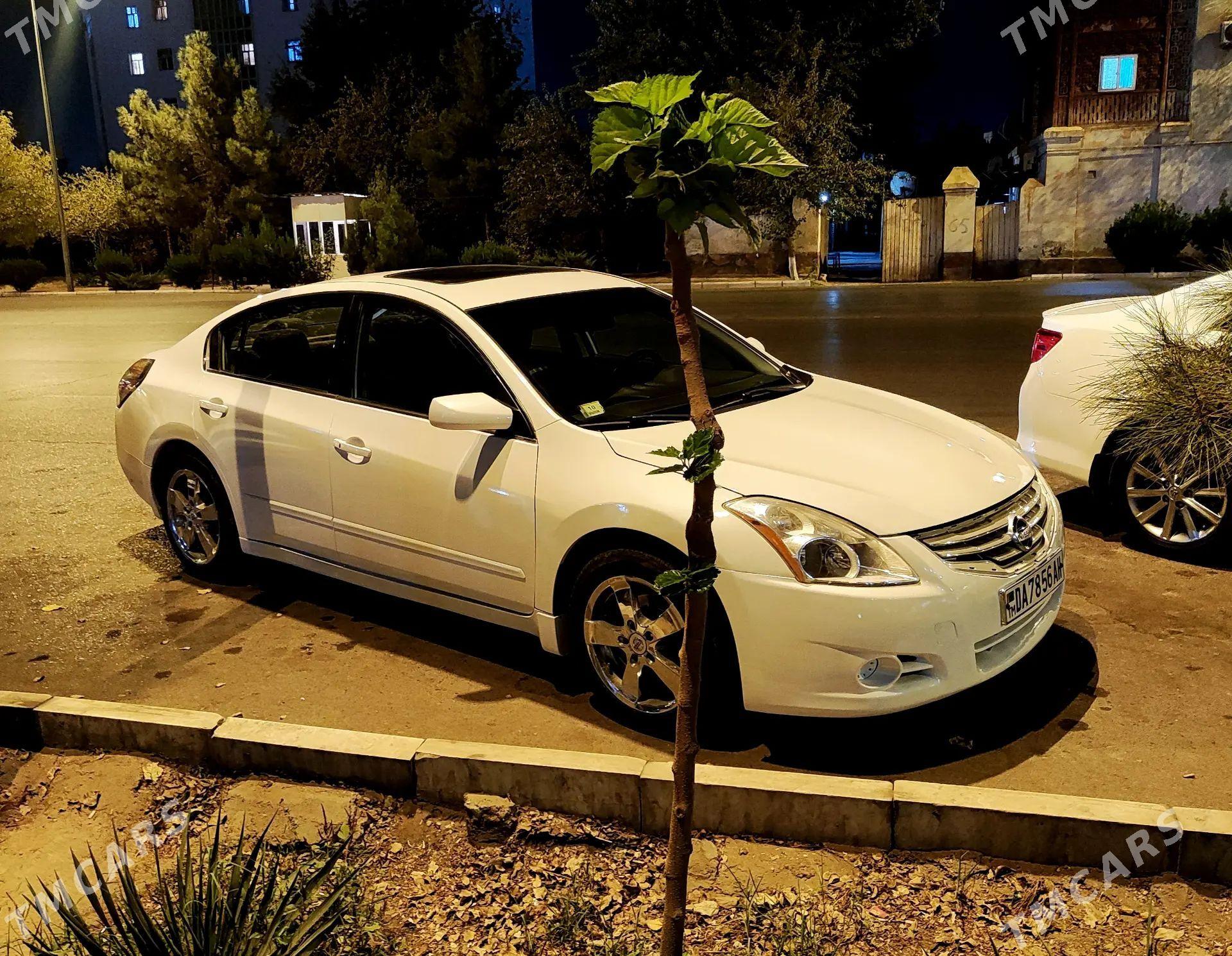 Nissan Altima 2010 - 115 000 TMT - Бахарден - img 1