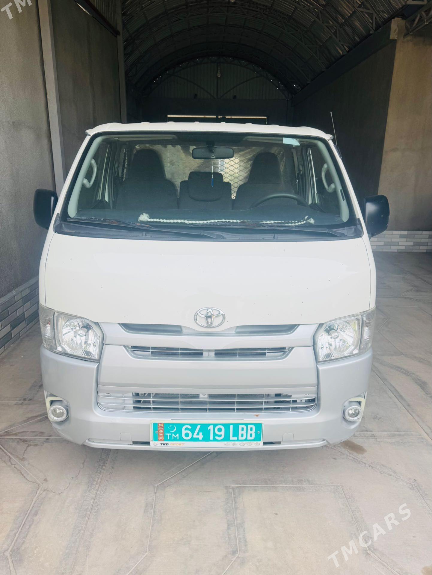 Toyota Hiace 2017 - 430 000 TMT - Халач - img 1