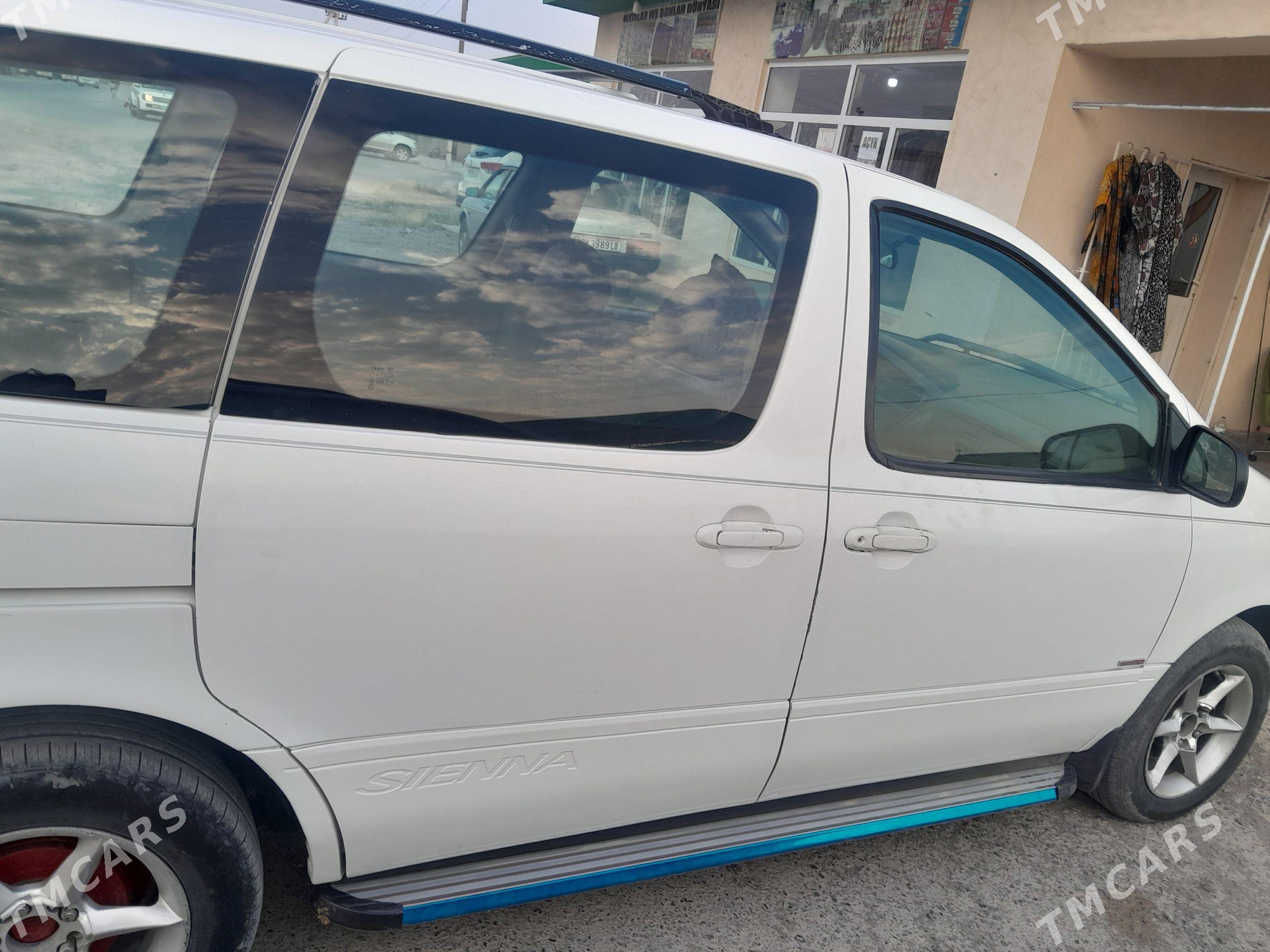 Toyota Sienna 2002 - 180 000 TMT - Койтендаг - img 1