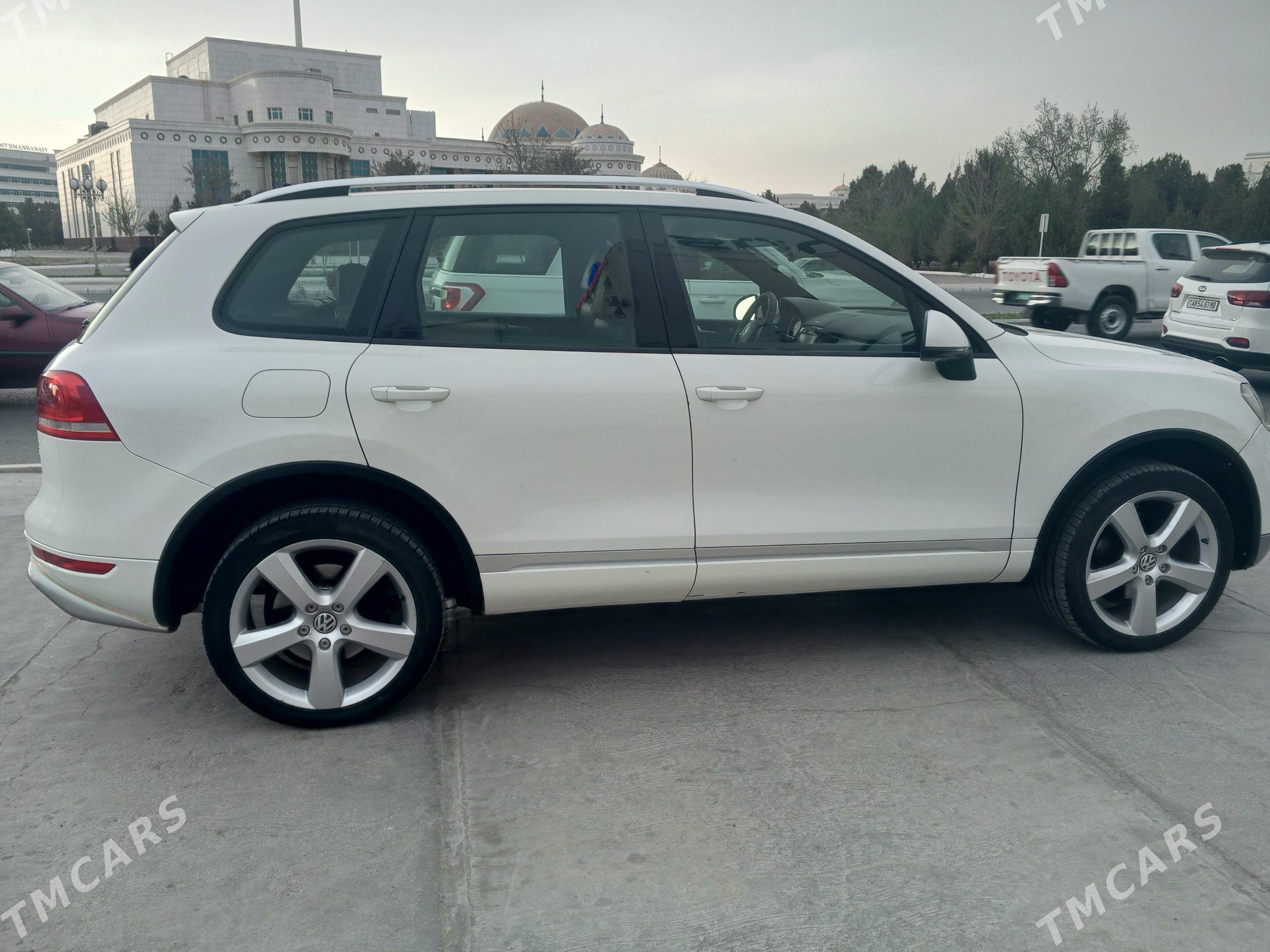 Volkswagen Touareg 2010 - 380 000 TMT - Мары - img 1