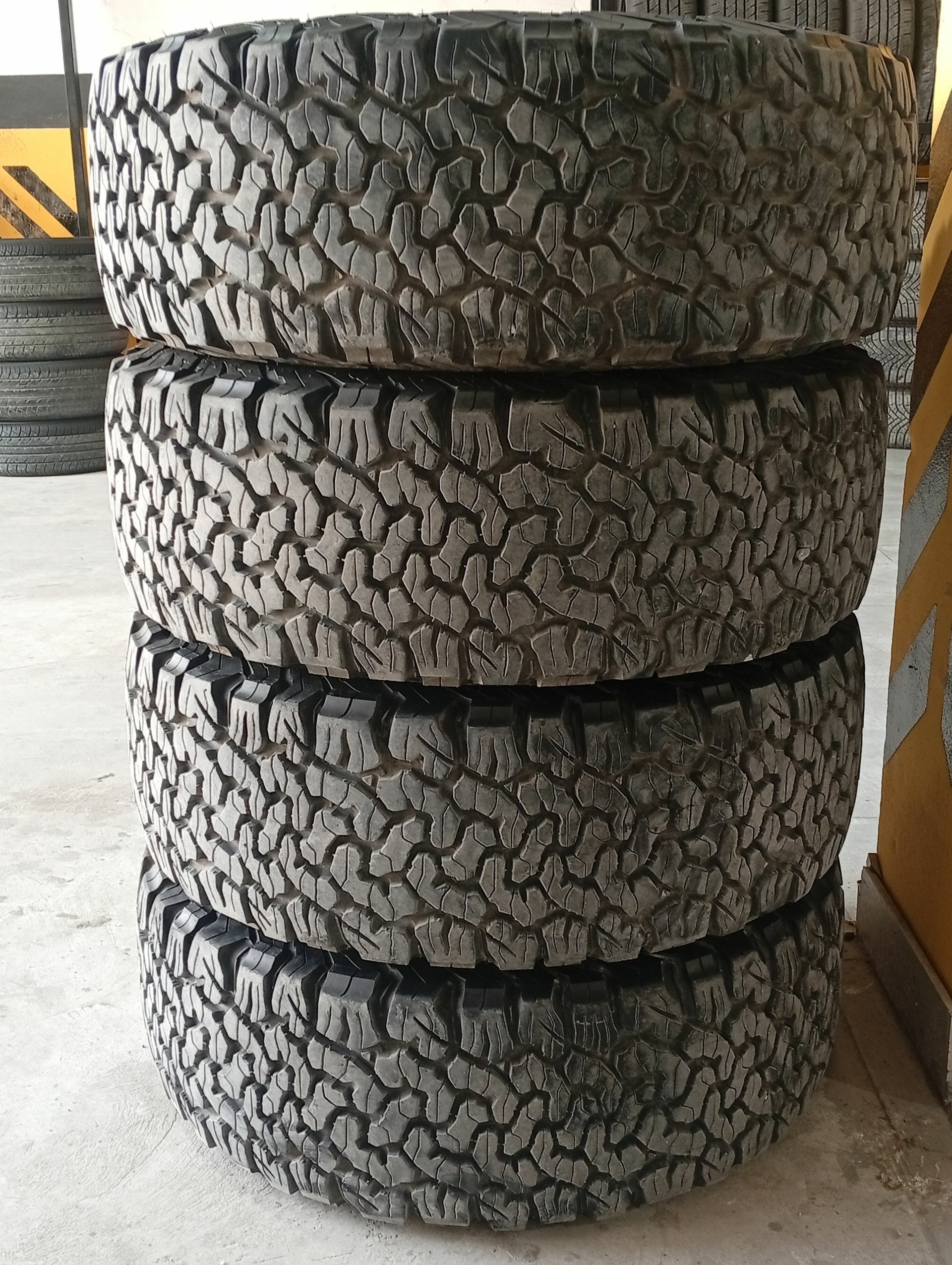 265/65/17/ BF GOODRICH 11 000 TMT - Garadamak - img 1
