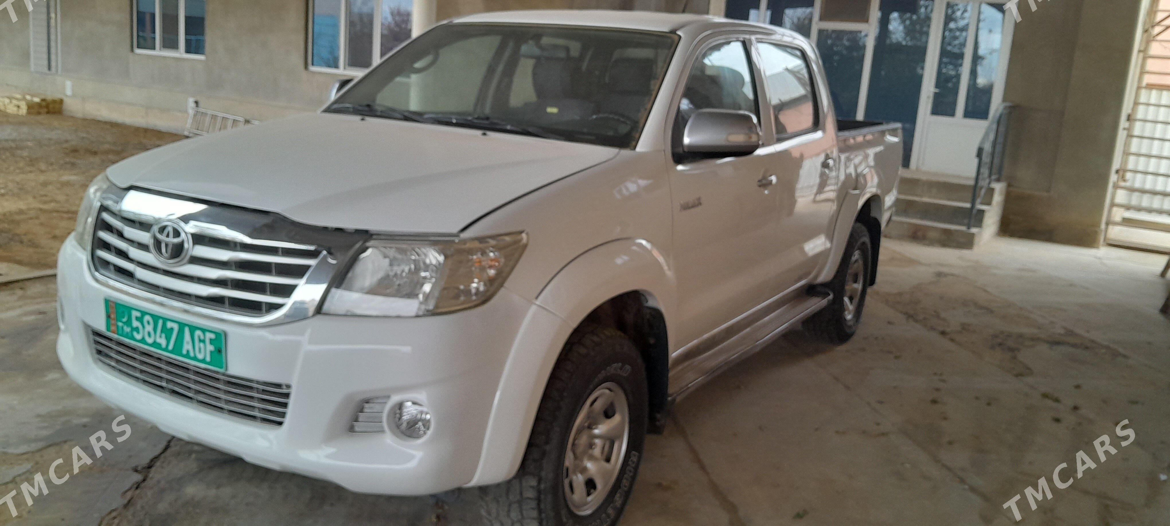 Toyota Hilux 2015 - 310 000 TMT - Мары - img 1