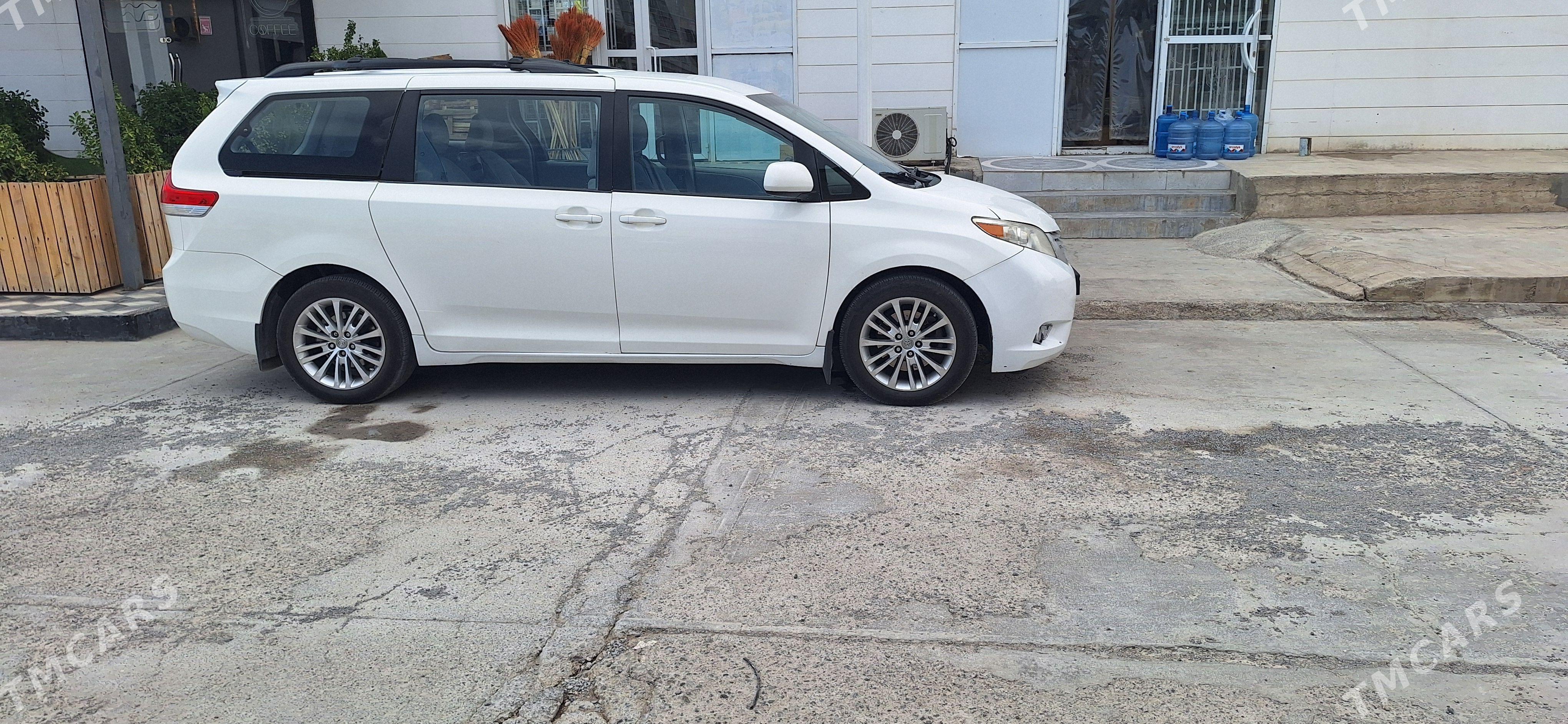 Toyota Sienna 2011 - 320 000 TMT - Ак-Бугдайский этрап - img 1