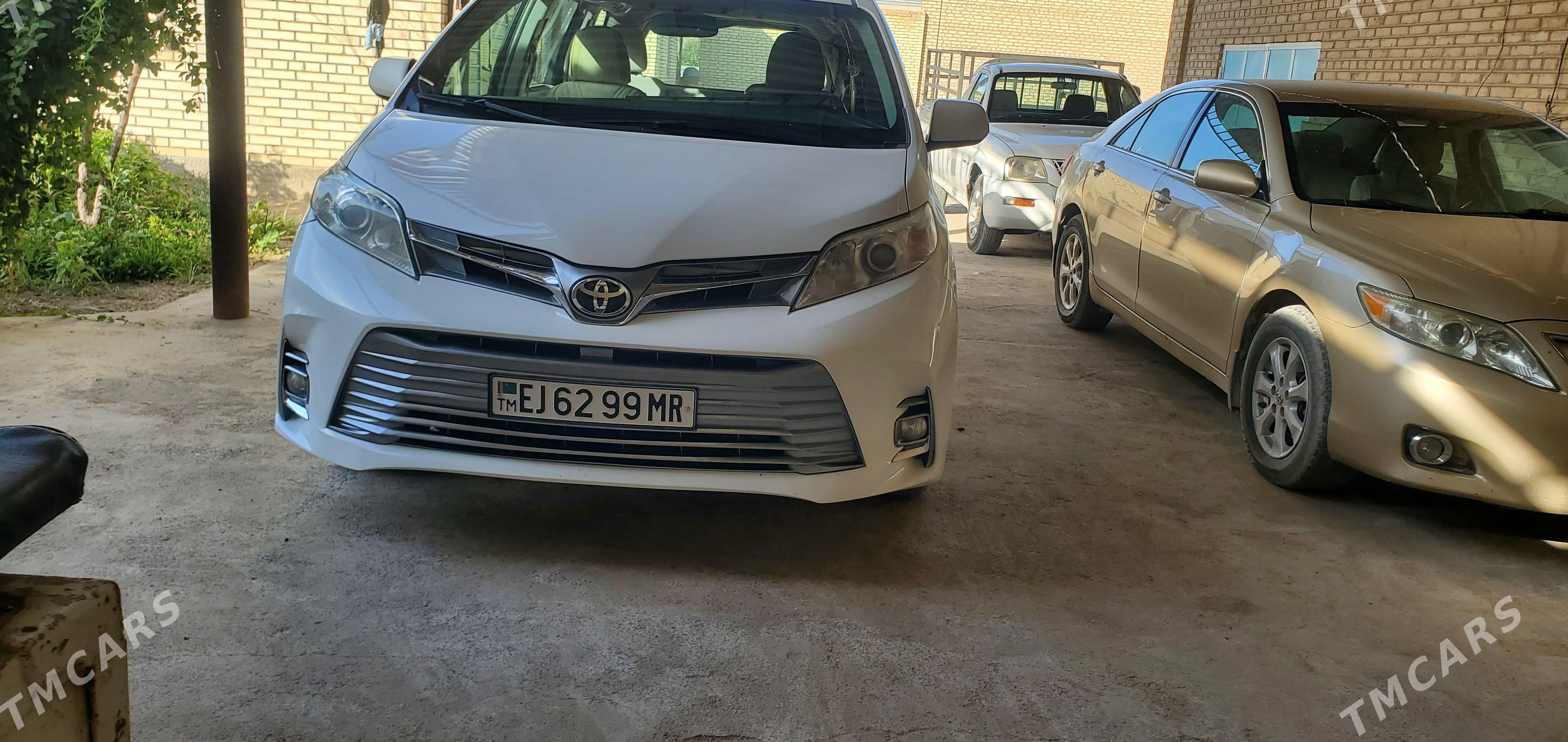 Toyota Sienna 2015 - 420 000 TMT - Мары - img 1