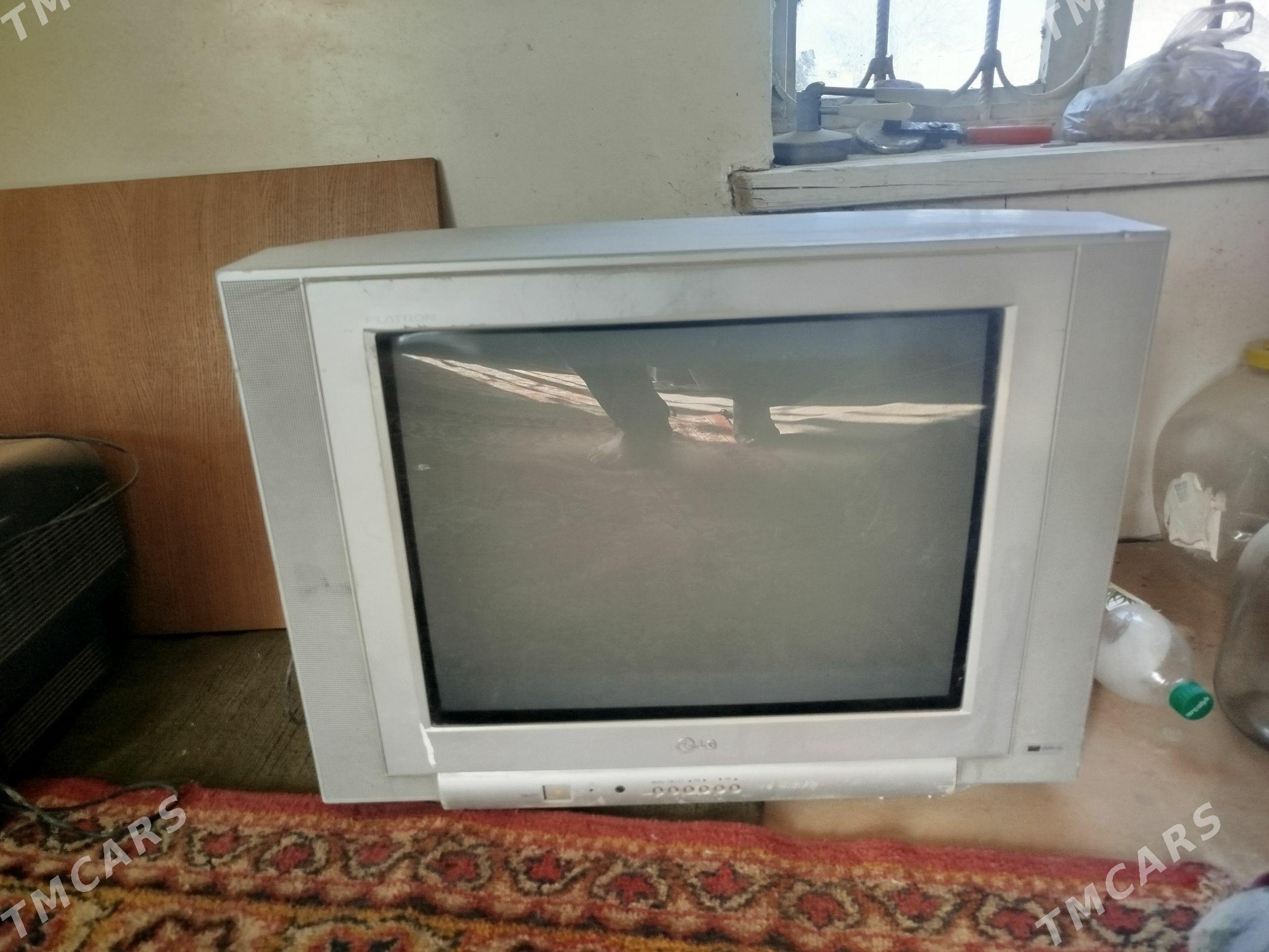 arassa işläp duran telewizor - Mary - img 1