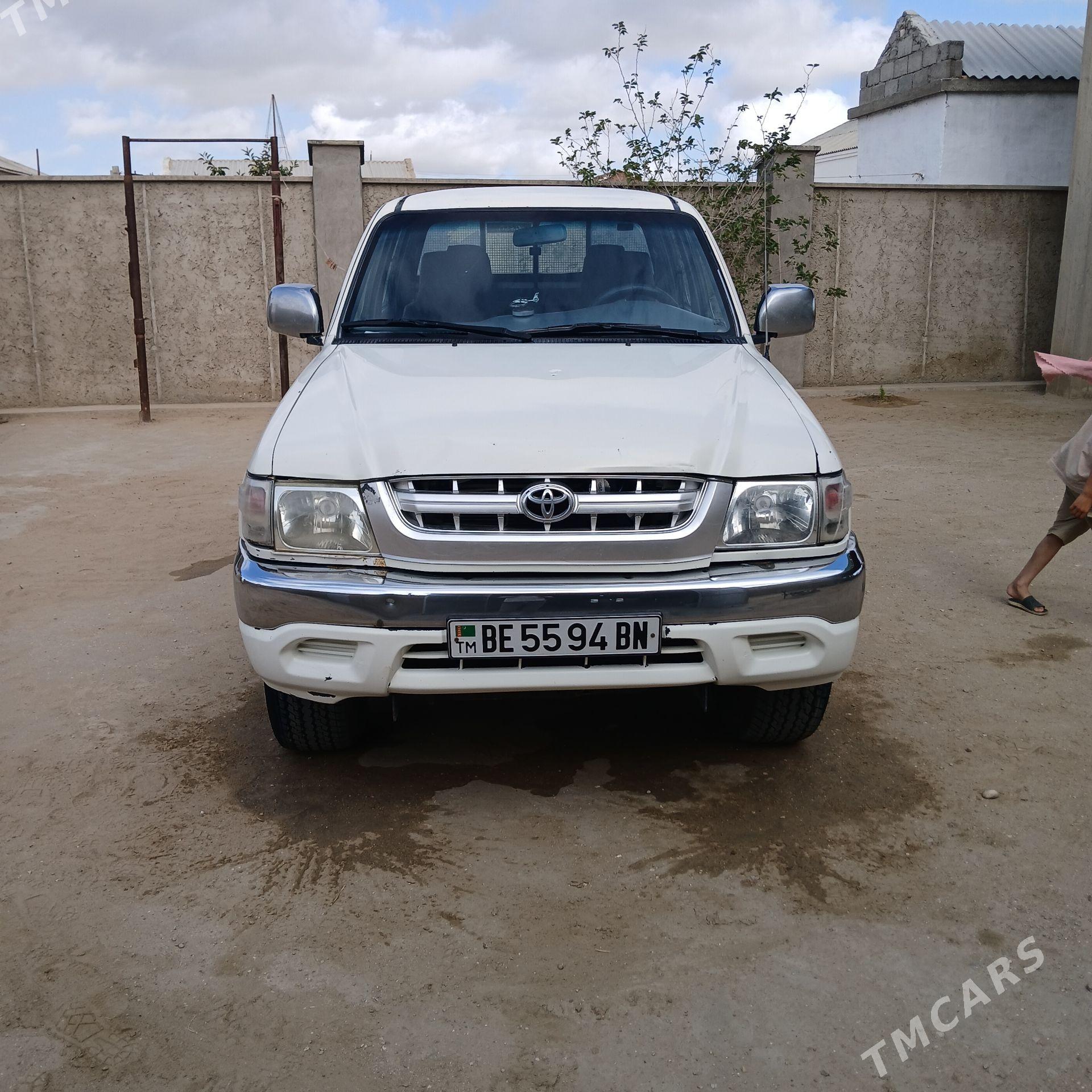Toyota Hilux 2002 - 160 000 TMT - Esenguly - img 1