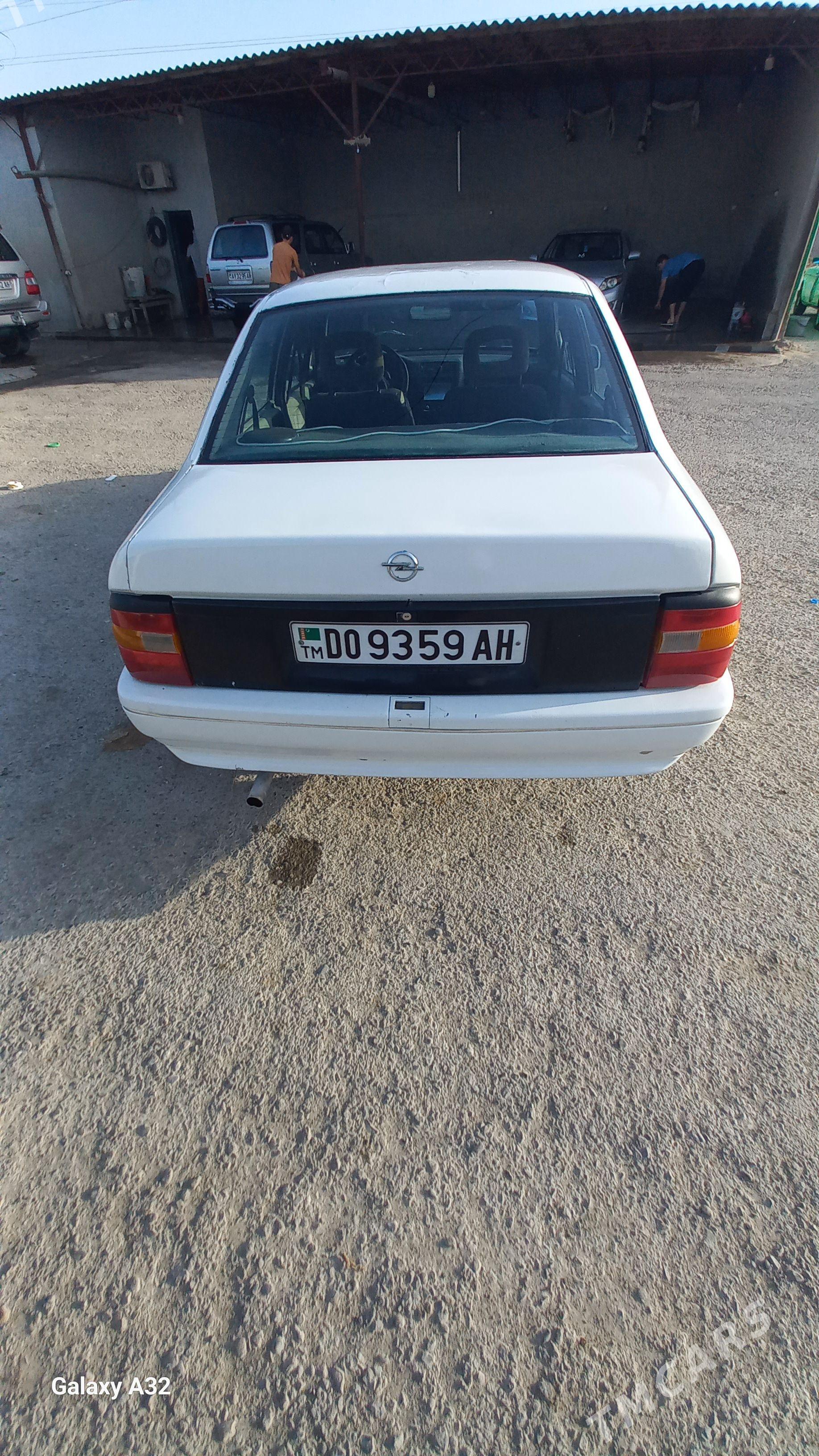 Opel Vectra 1990 - 40 000 TMT - Бахарден - img 1