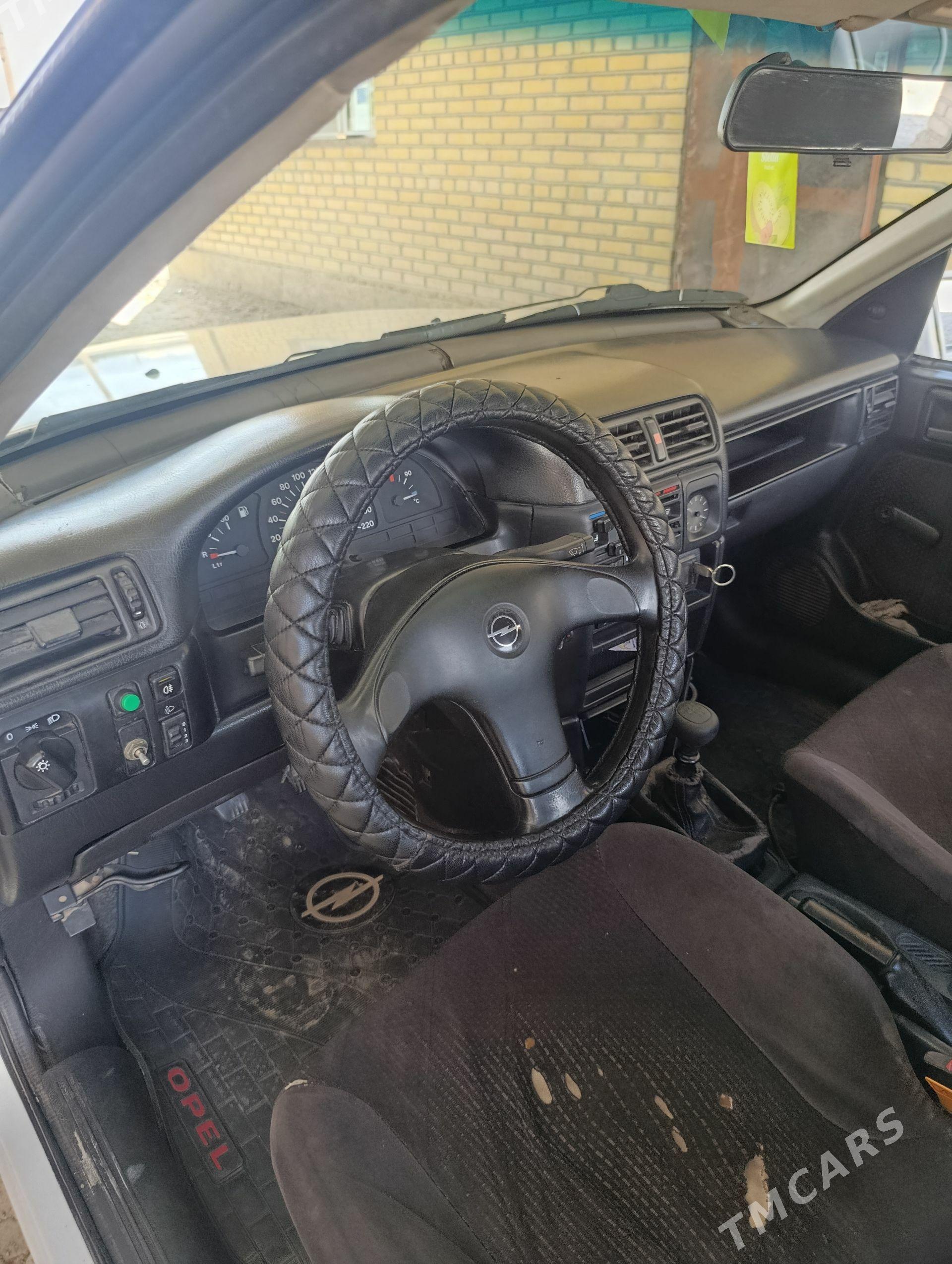 Opel Vectra 1993 - 38 000 TMT - Бахарден - img 1