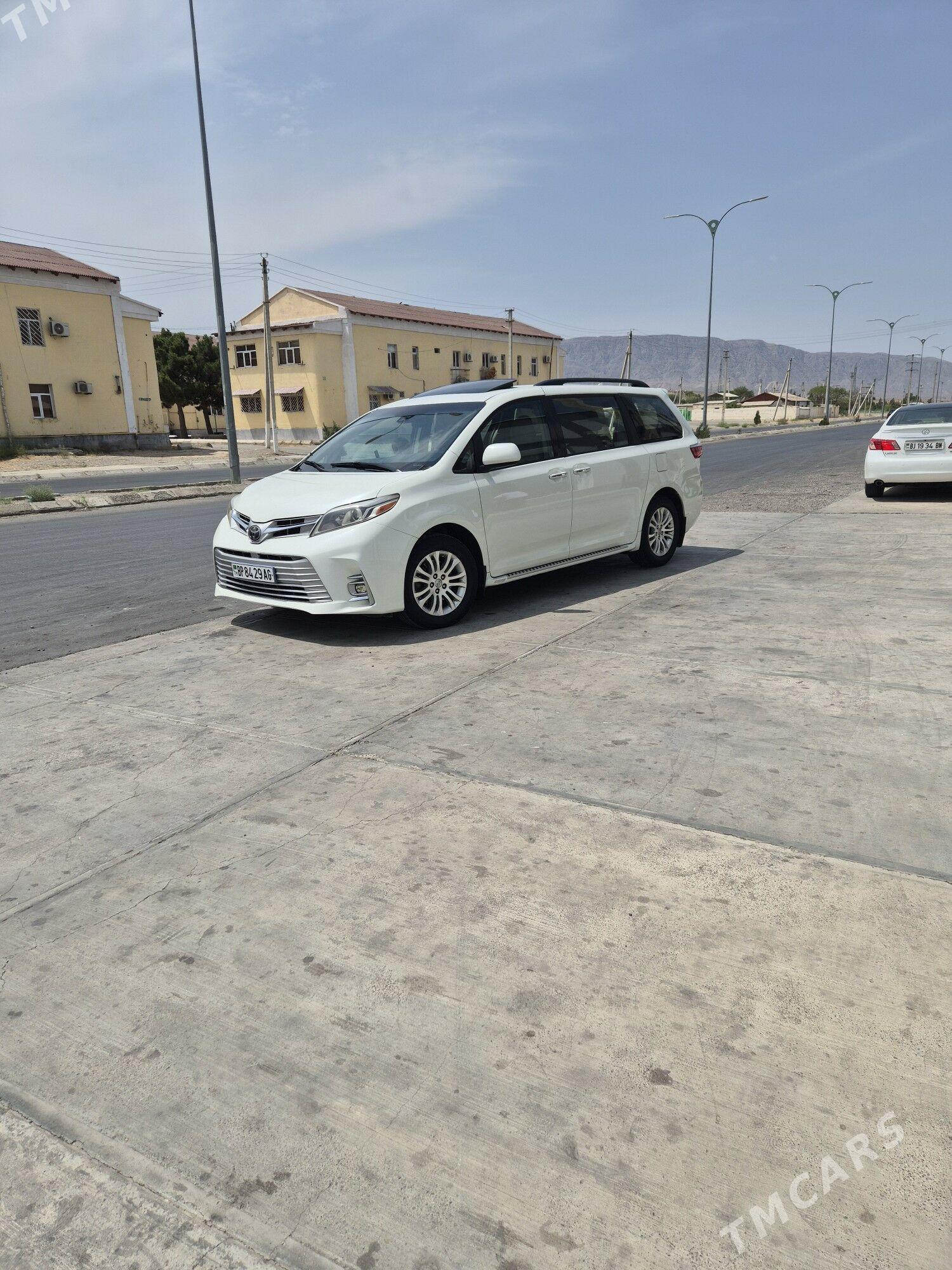 Toyota Sienna 2018 - 455 000 TMT - Гызыларбат - img 1