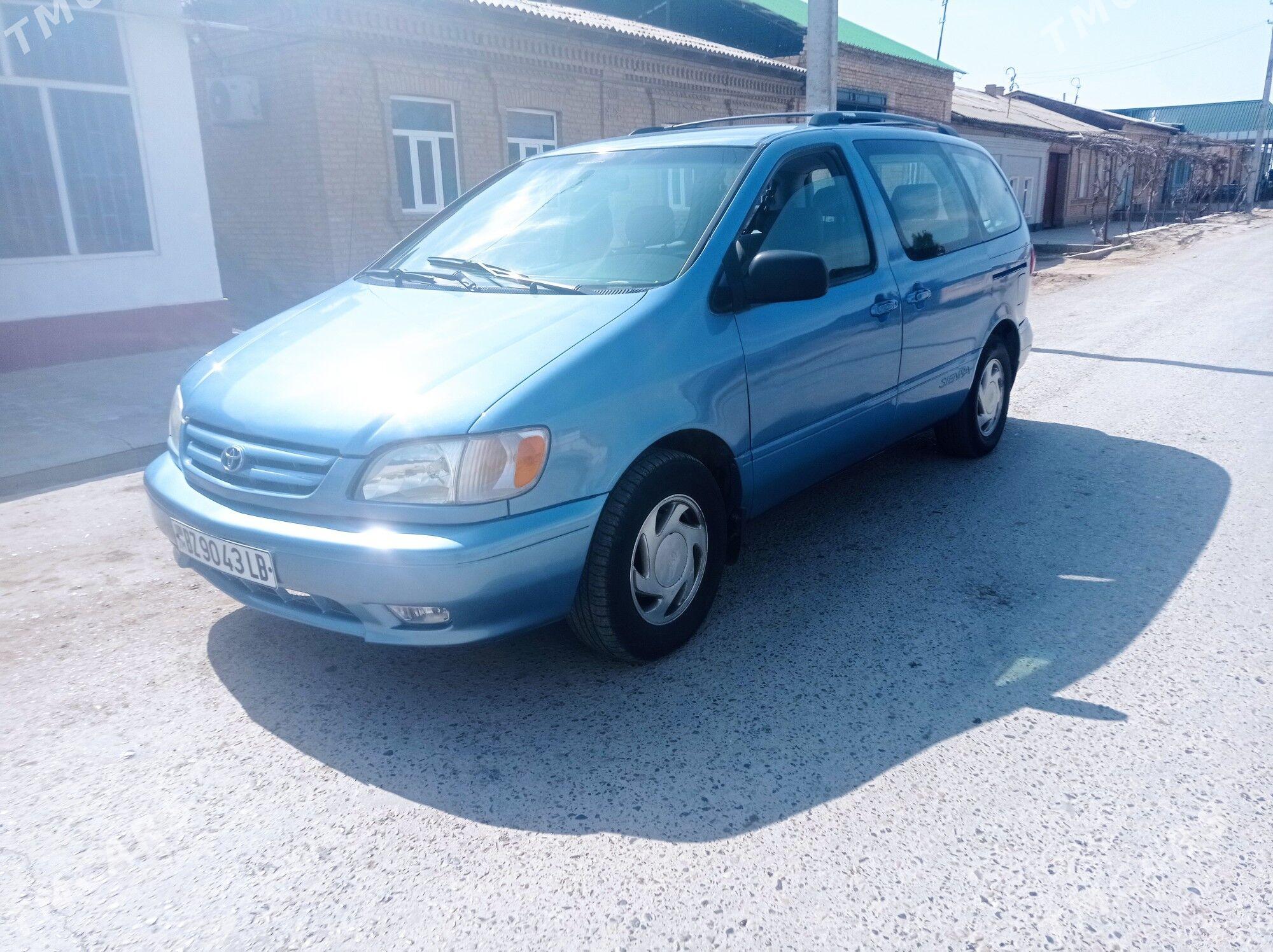 Toyota Sienna 2002 - 170 000 TMT - Саят - img 1