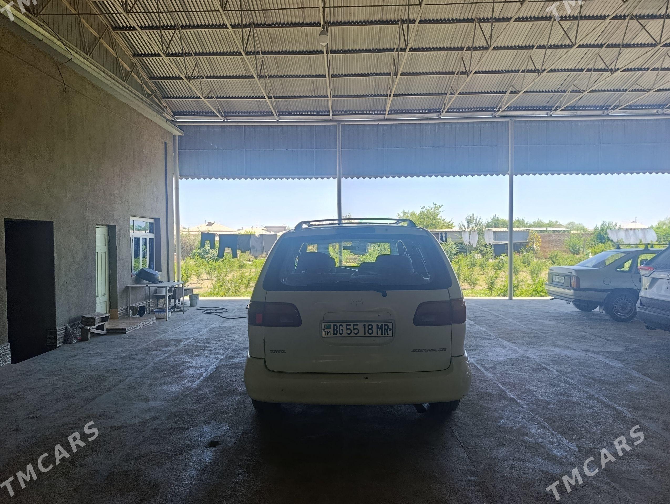 Toyota Sienna 2000 - 155 000 TMT - Мары - img 1