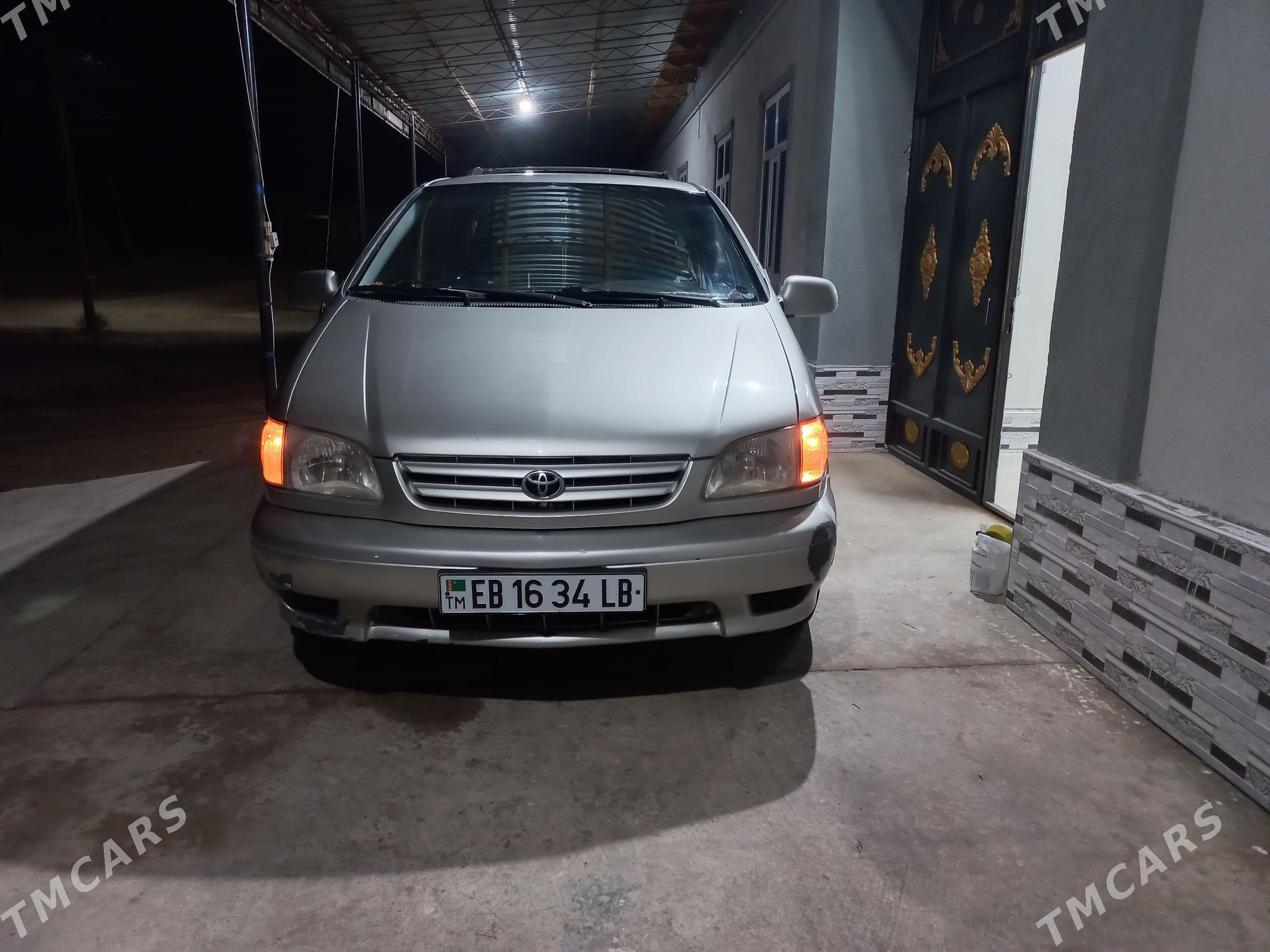 Toyota Sienna 2002 - 2 300 TMT - Чарджоу - img 1