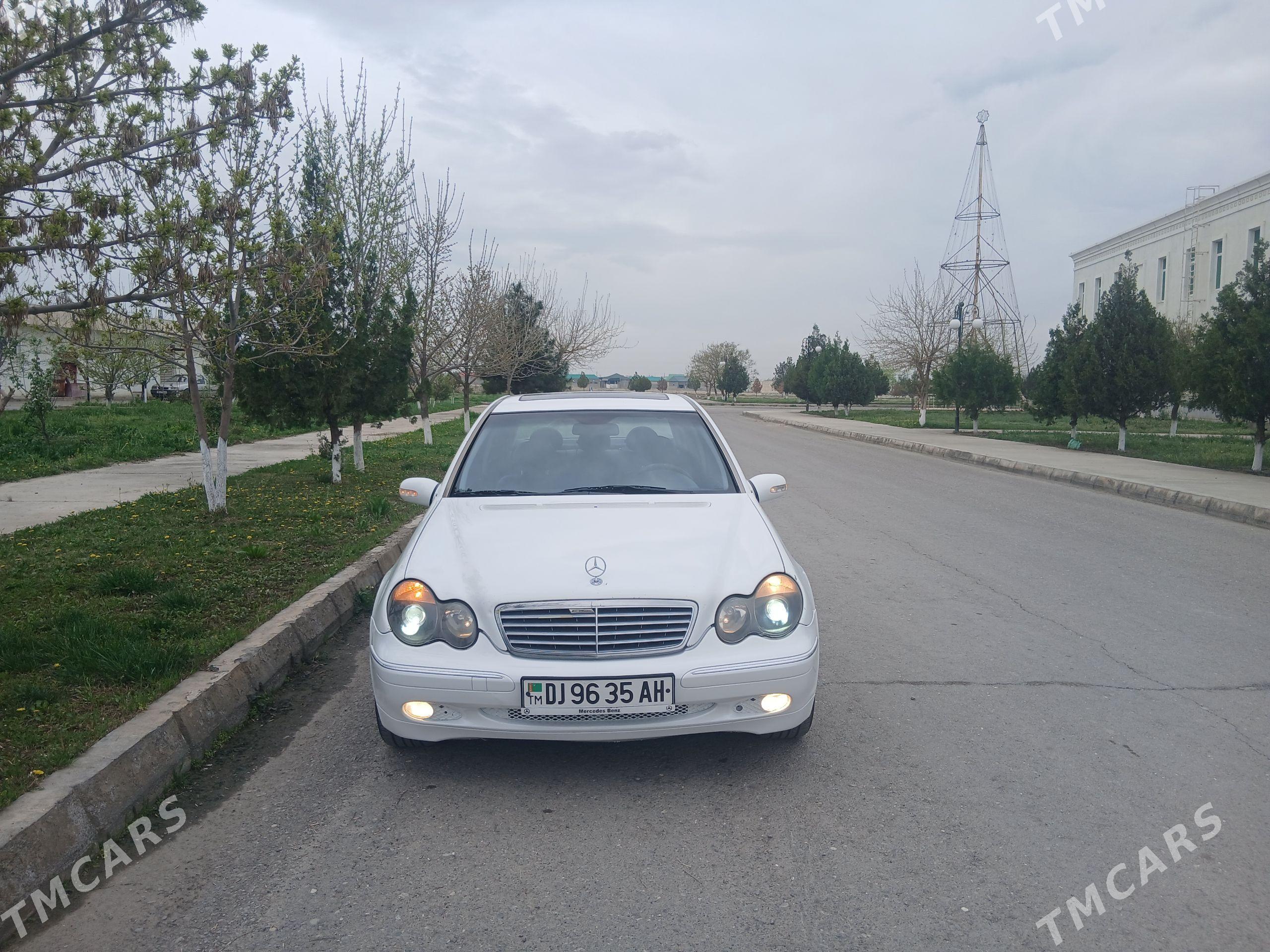 Mercedes-Benz C320 2000 - 105 000 TMT - Бахарден - img 1