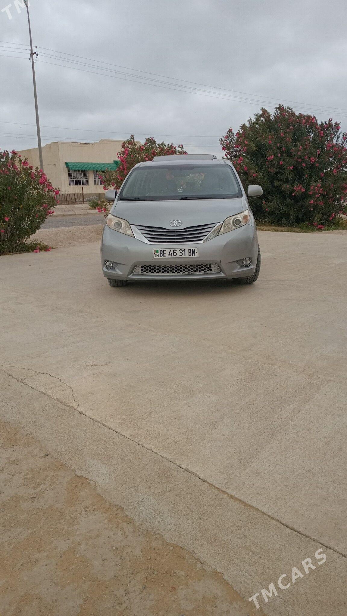Toyota Sienna 2015 - 480 000 TMT - Этрек - img 1