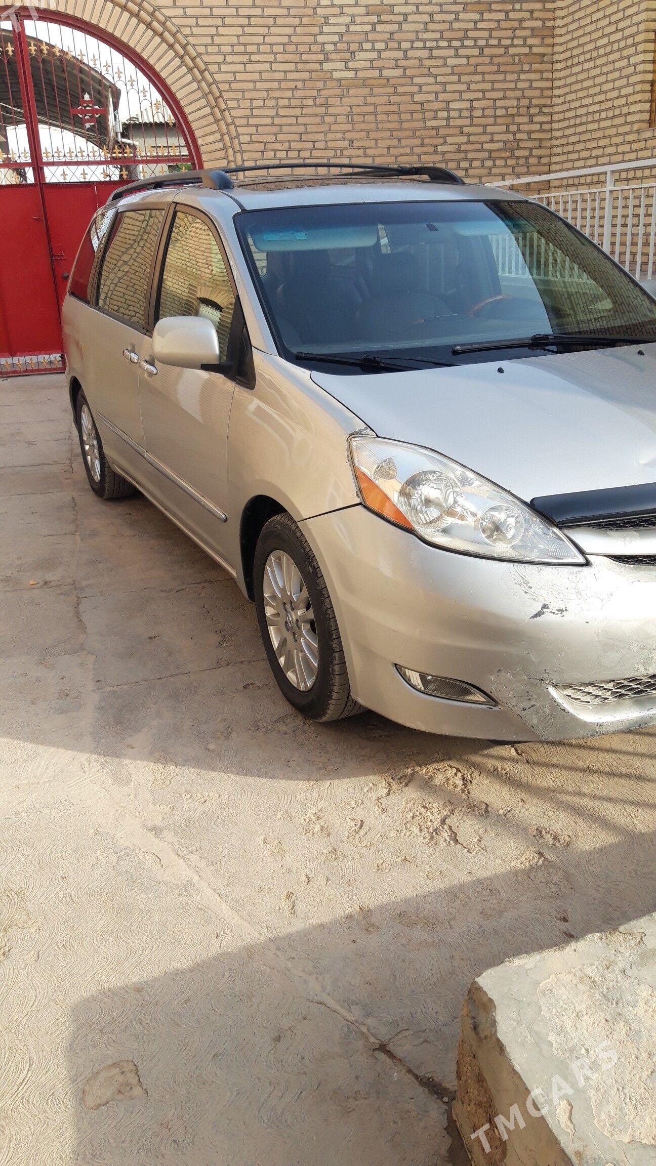 Toyota Sienna 2009 - 285 000 TMT - Теджен - img 1