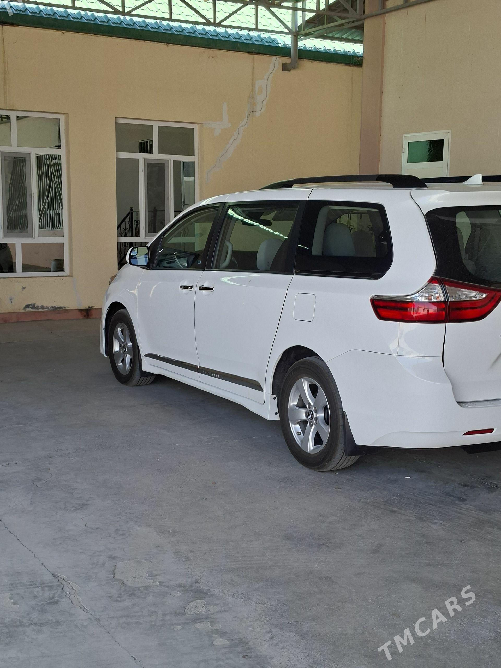 Toyota Sienna 2019 - 500 000 TMT - Гёкдже - img 1