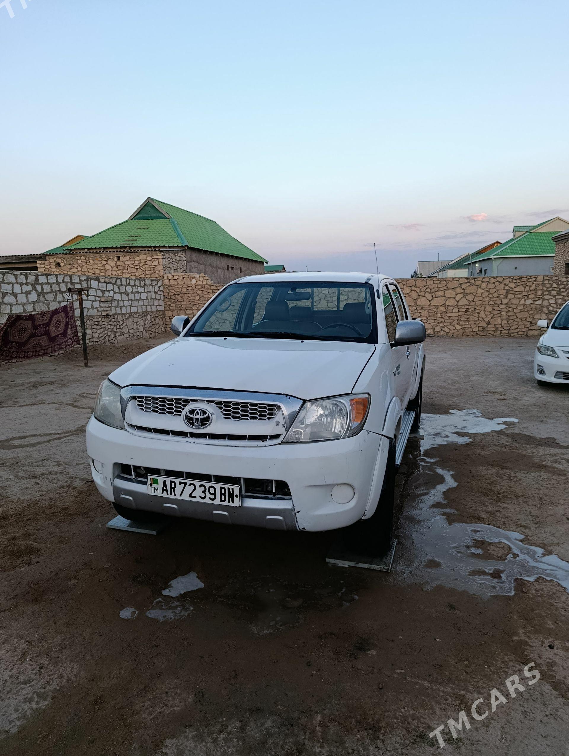 Toyota Hilux 2006 - 220 000 TMT - Türkmenbaşy - img 1