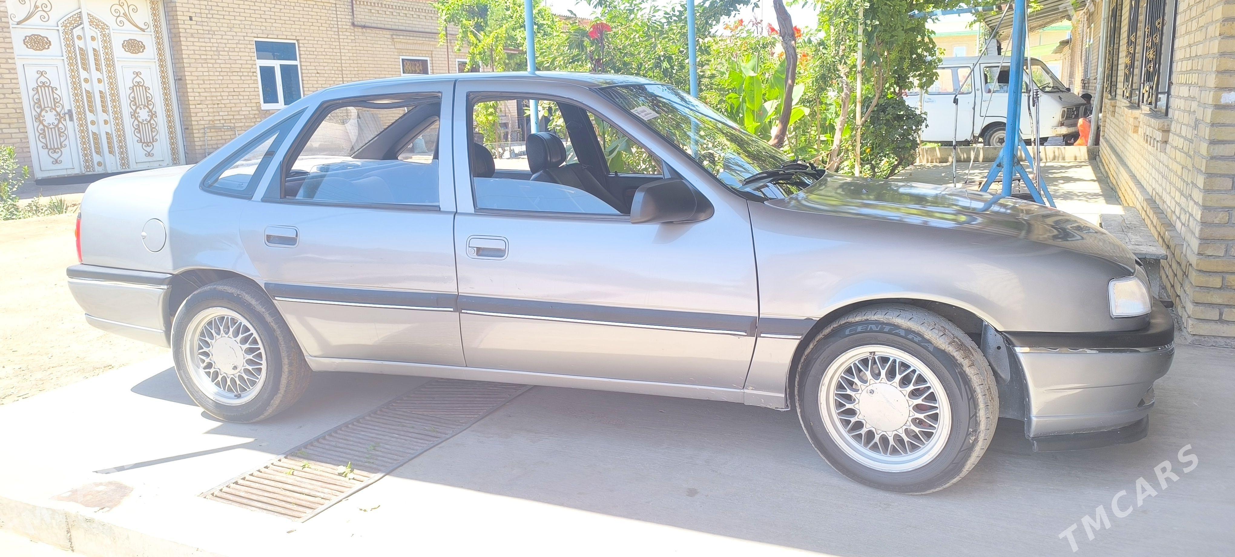 Opel Vectra 1994 - 50 000 TMT - Чарджоу - img 1