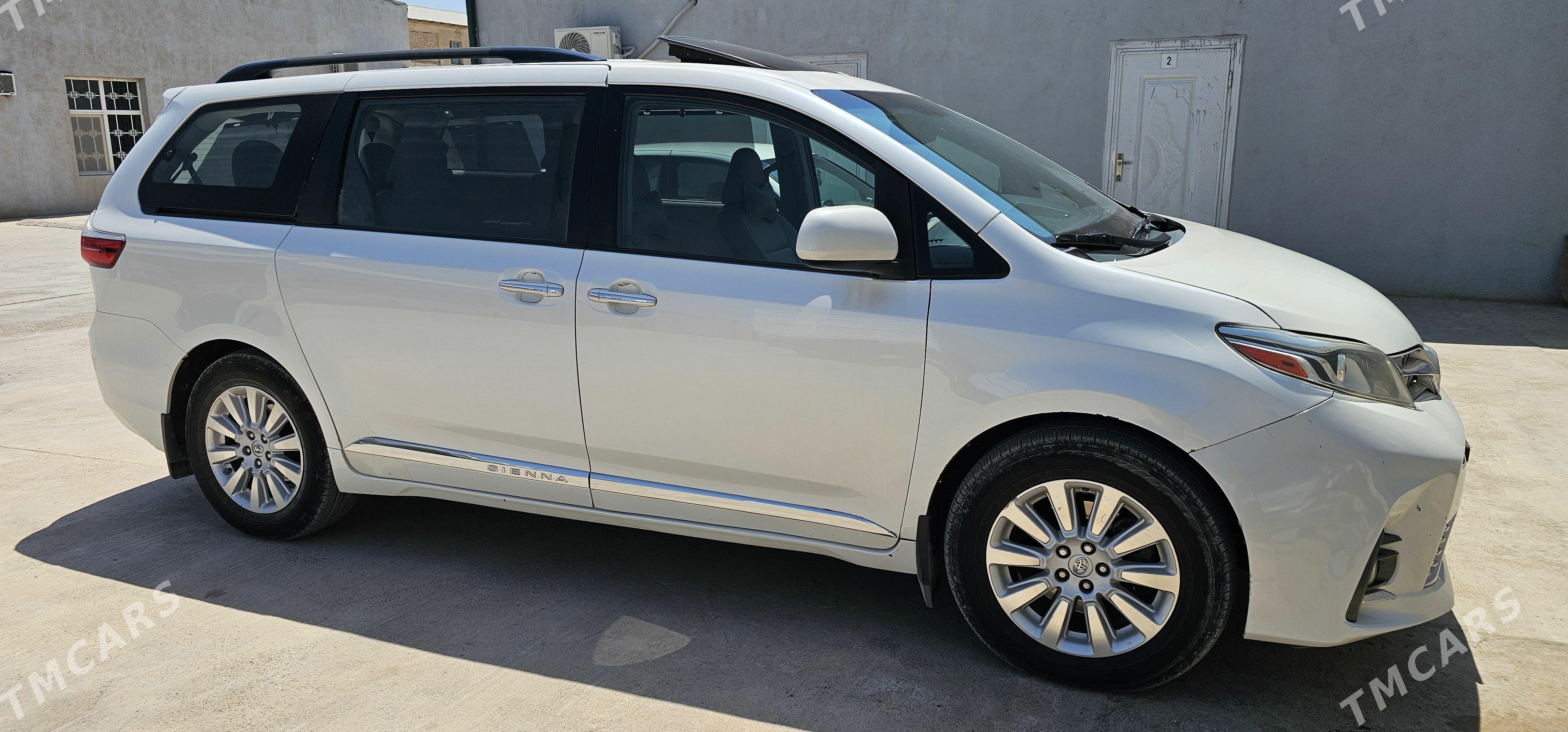Toyota Sienna 2015 - 358 000 TMT - Теджен - img 1