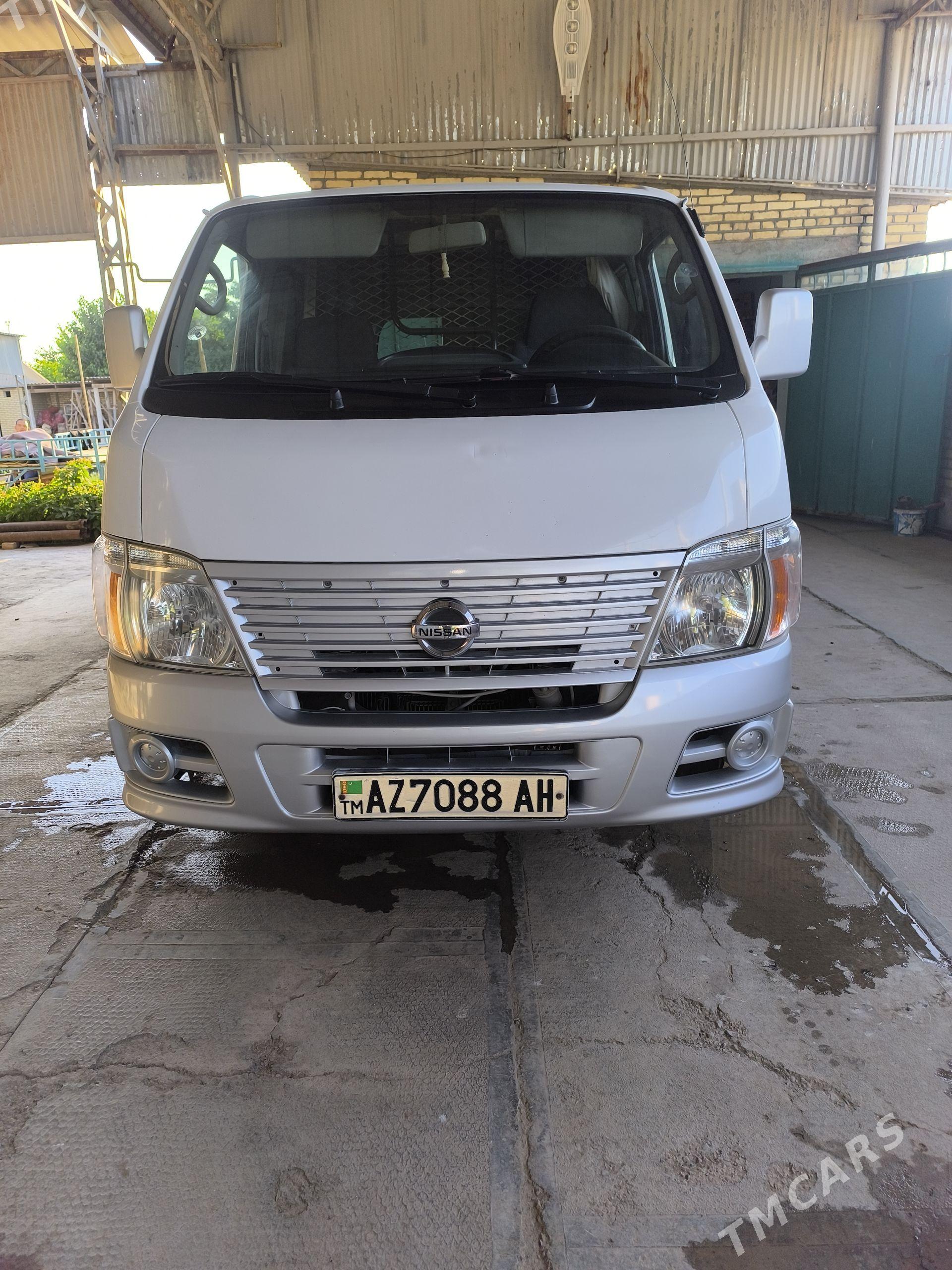 Nissan Urvan 2010 - 200 000 TMT - Теджен - img 1