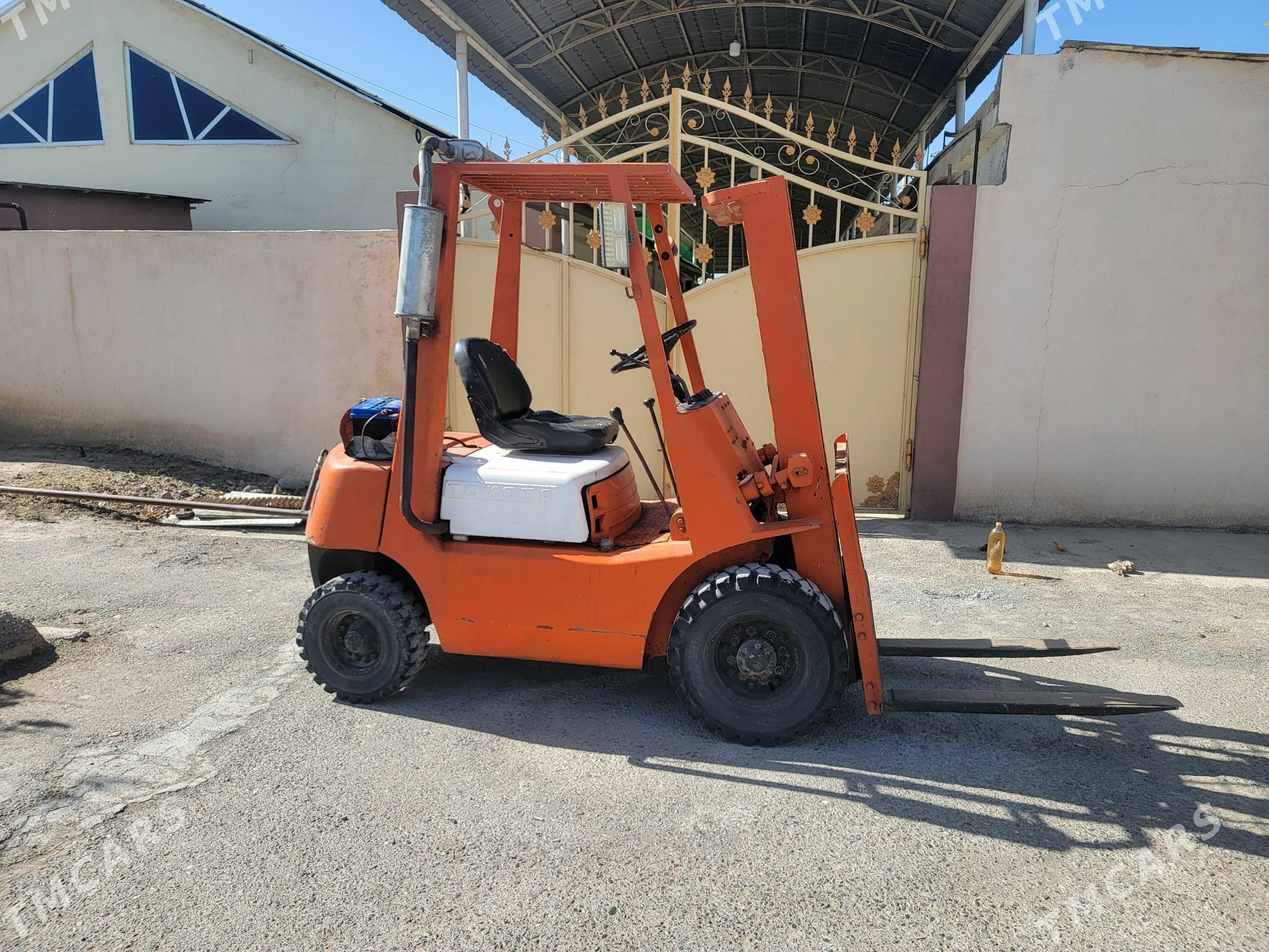 Kara Forklift 2005 - 70 000 TMT - Aşgabat - img 1