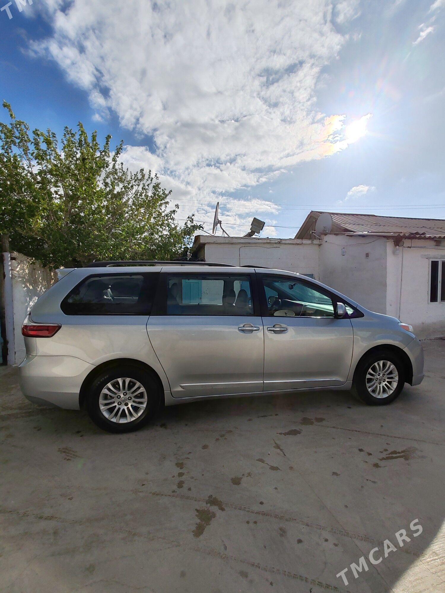 Toyota Sienna 2016 - 380 000 TMT - Балканабат - img 1