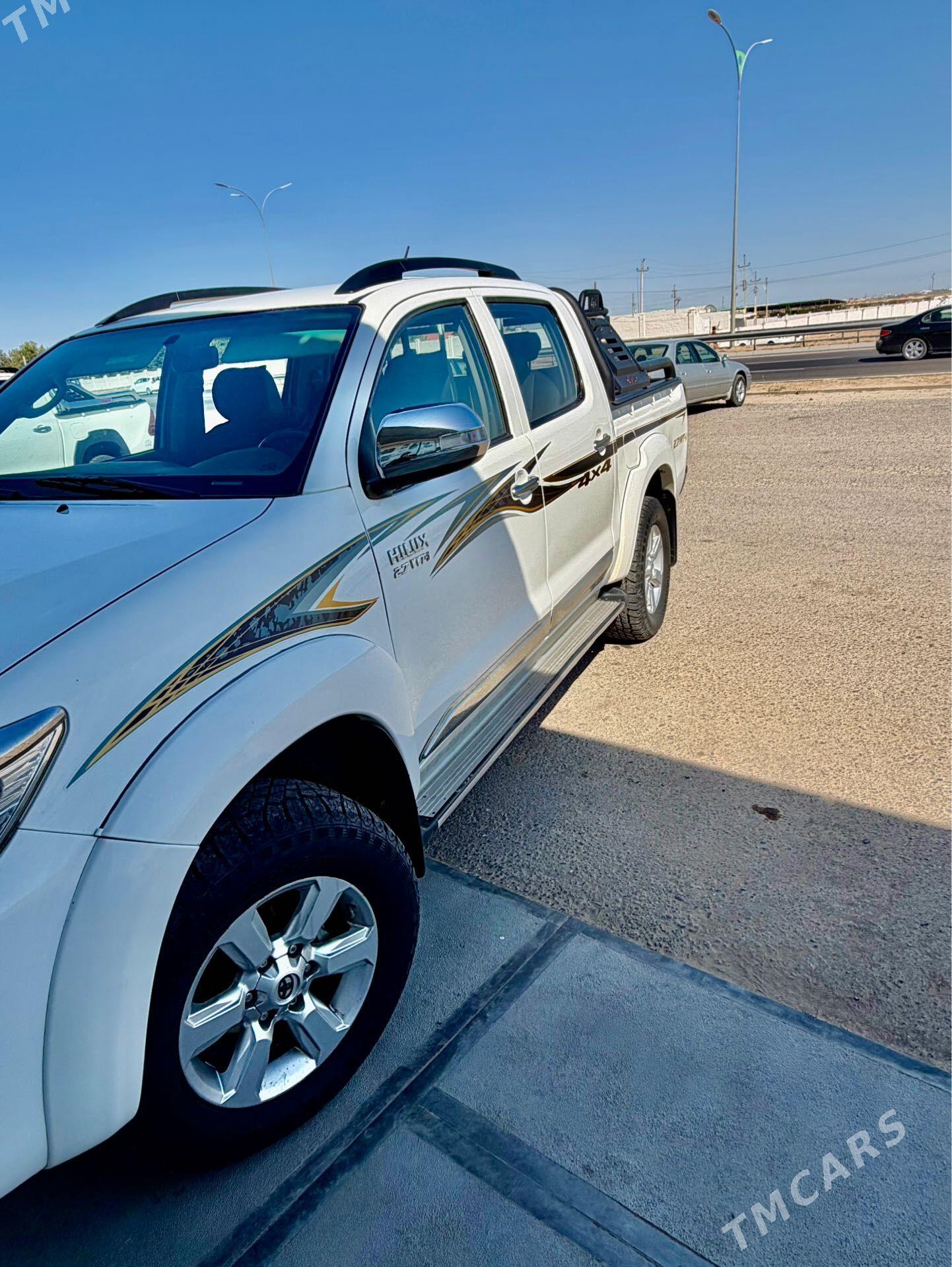 Toyota Hilux 2013 - 460 000 TMT - Ёлётен - img 1