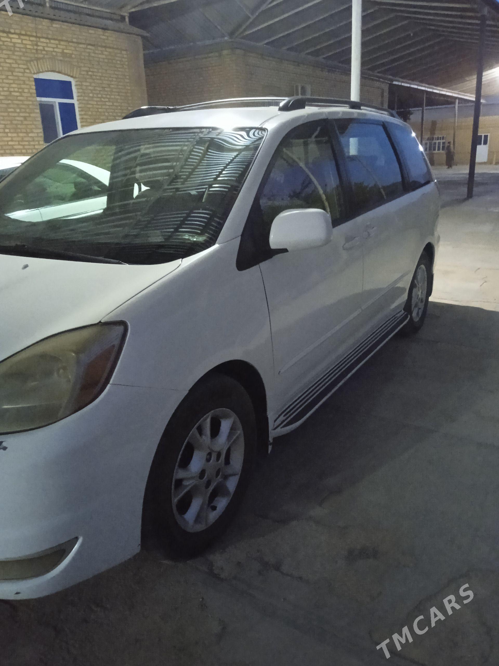 Toyota Sienna 2004 - 225 000 TMT - Мары - img 1