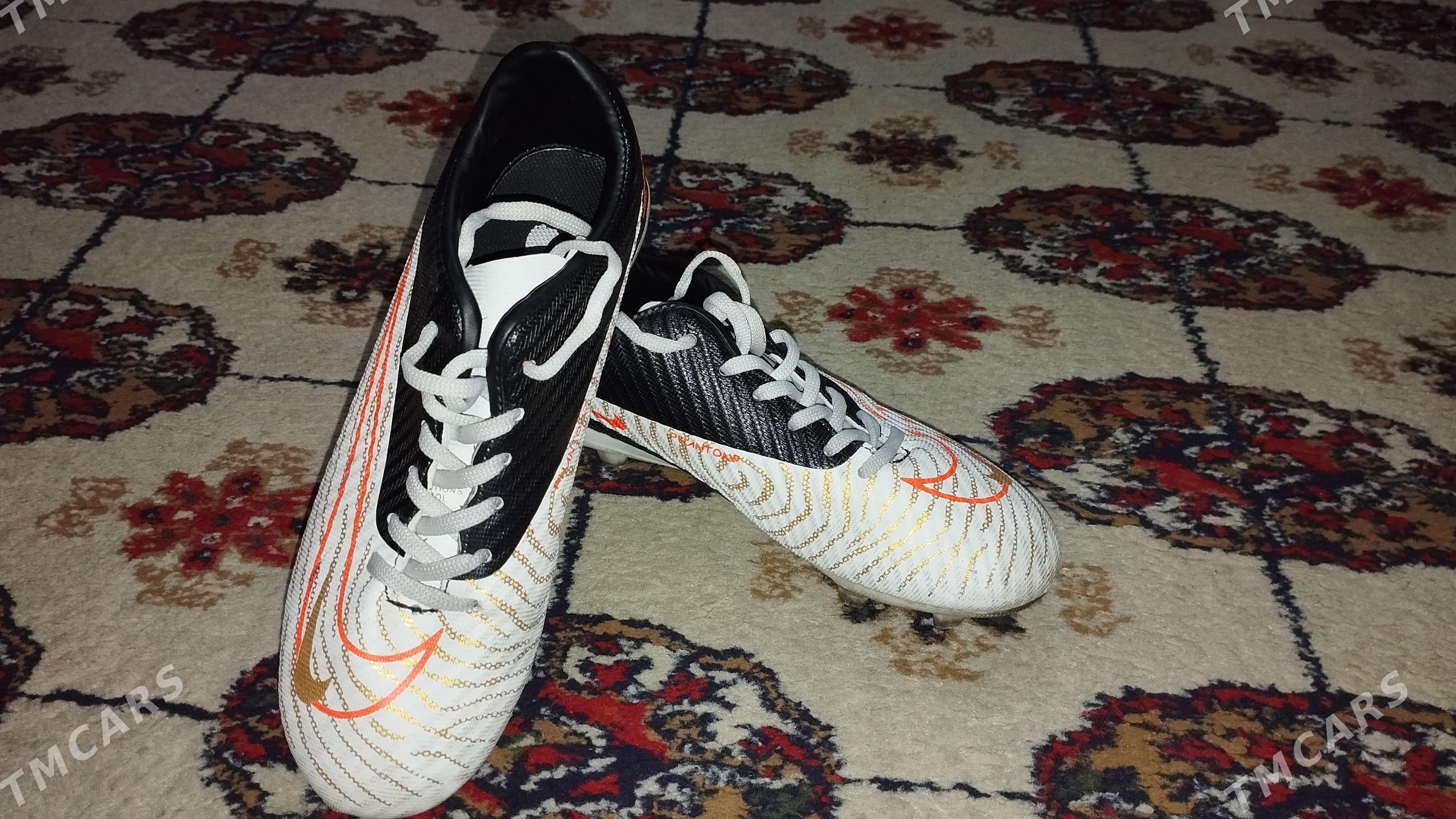 Nike PHANTOM BUTSY - Гаудан "В" - img 1