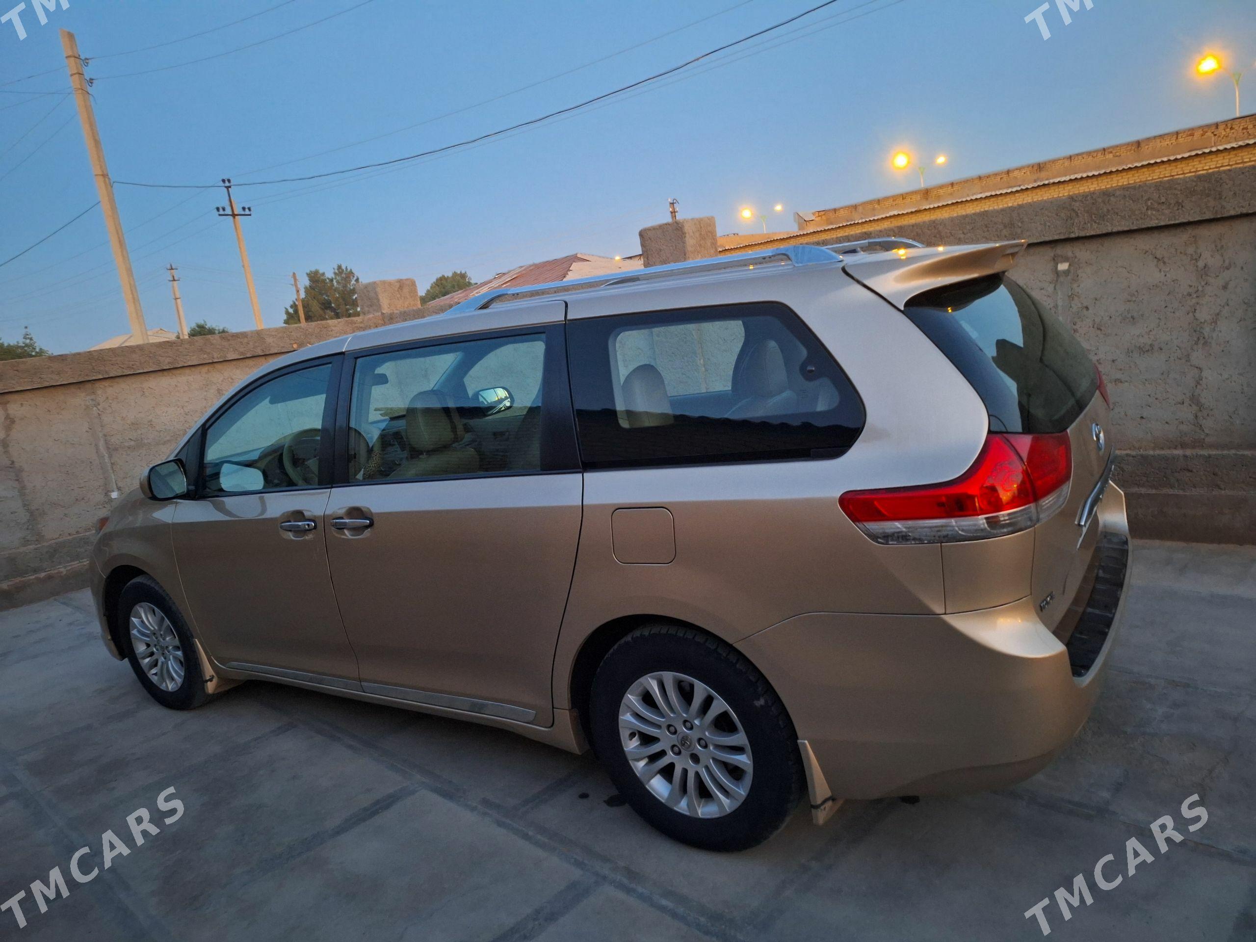 Toyota Sienna 2011 - 305 000 TMT - Мургап - img 1