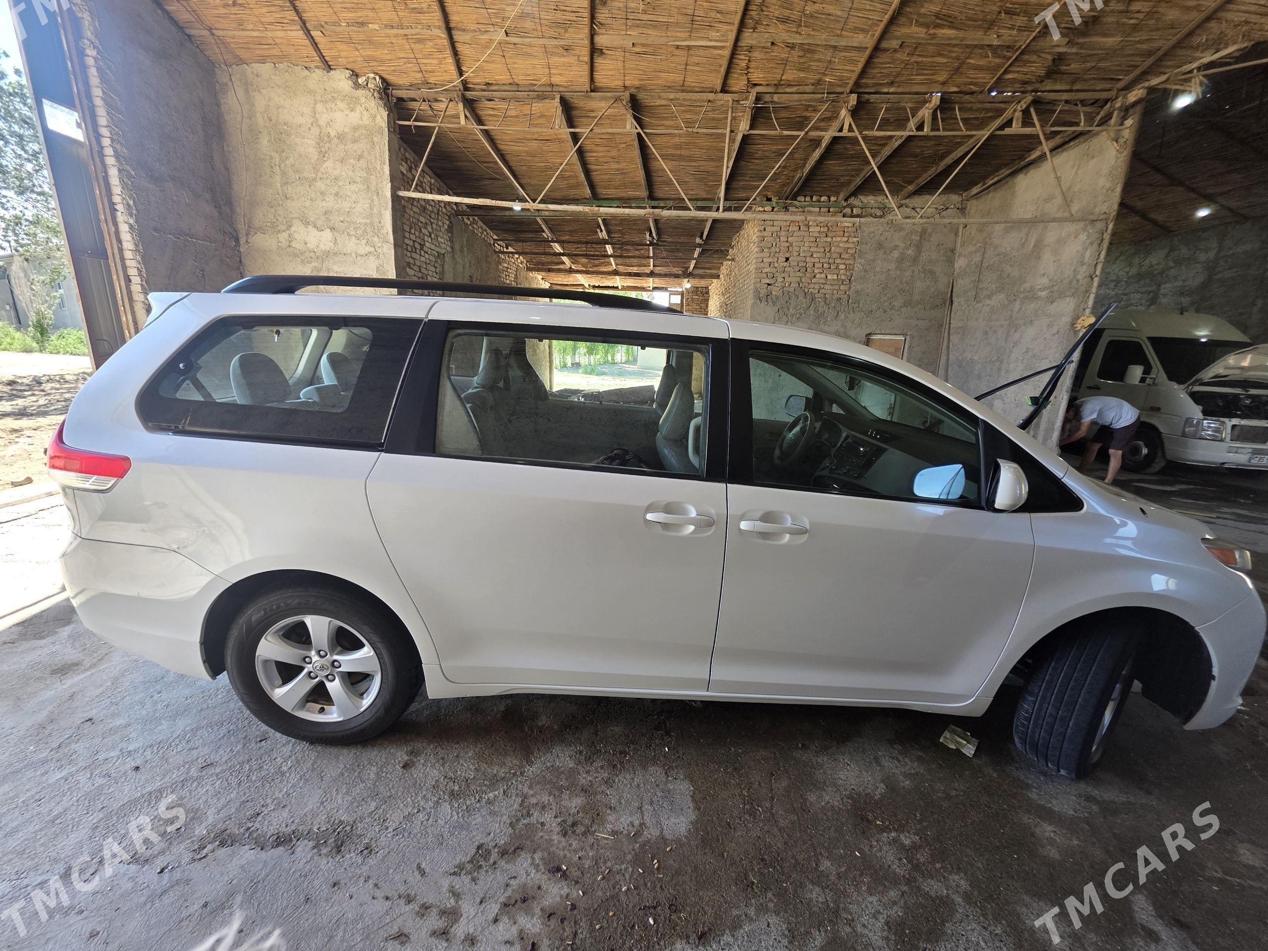 Toyota Sienna 2012 - 340 000 TMT - Кёнеургенч - img 1