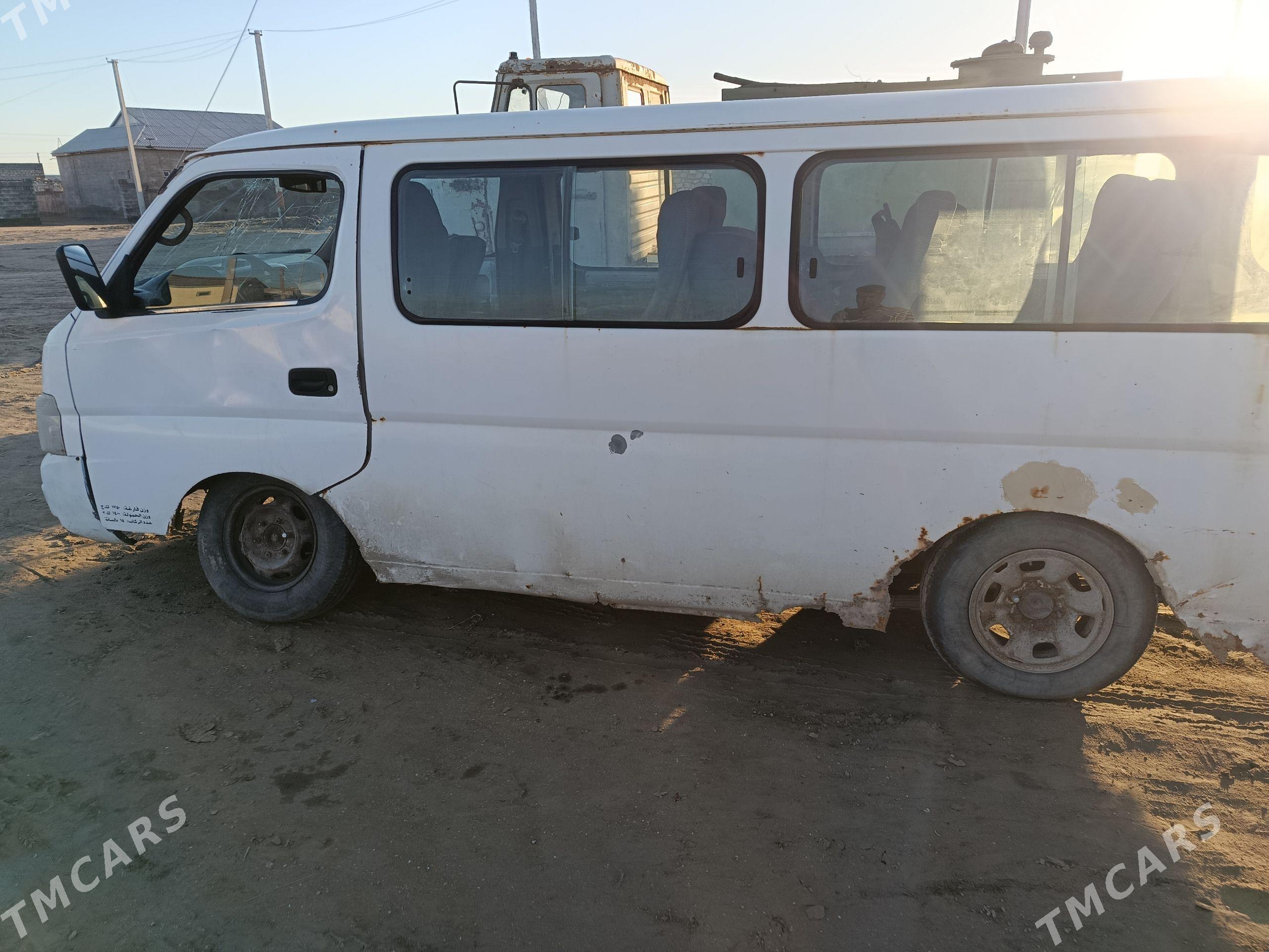 Nissan Urvan 2005 - 12 000 TMT - Эсенгулы - img 1