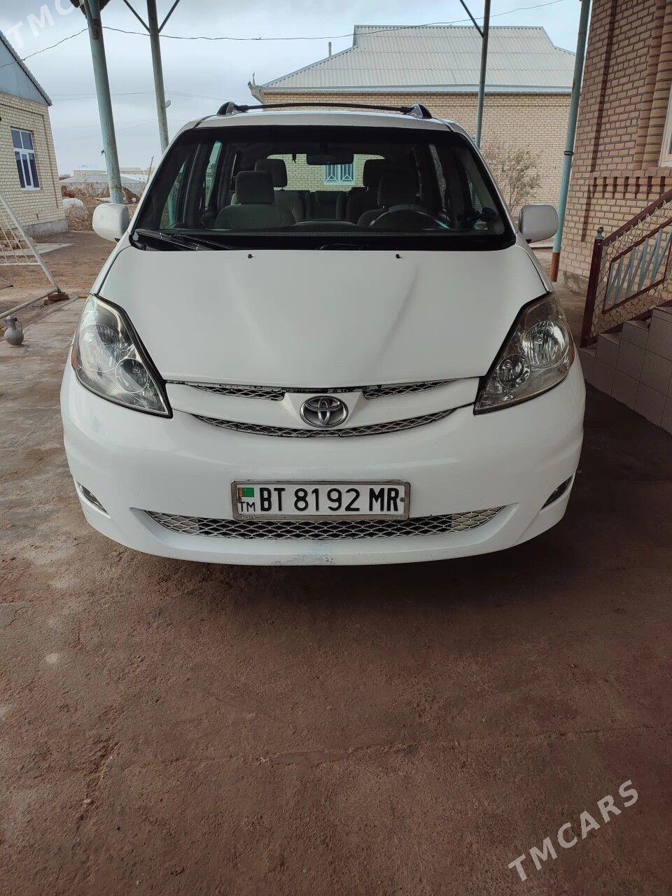 Toyota Sienna 2006 - 250 000 TMT - Векильбазар - img 1