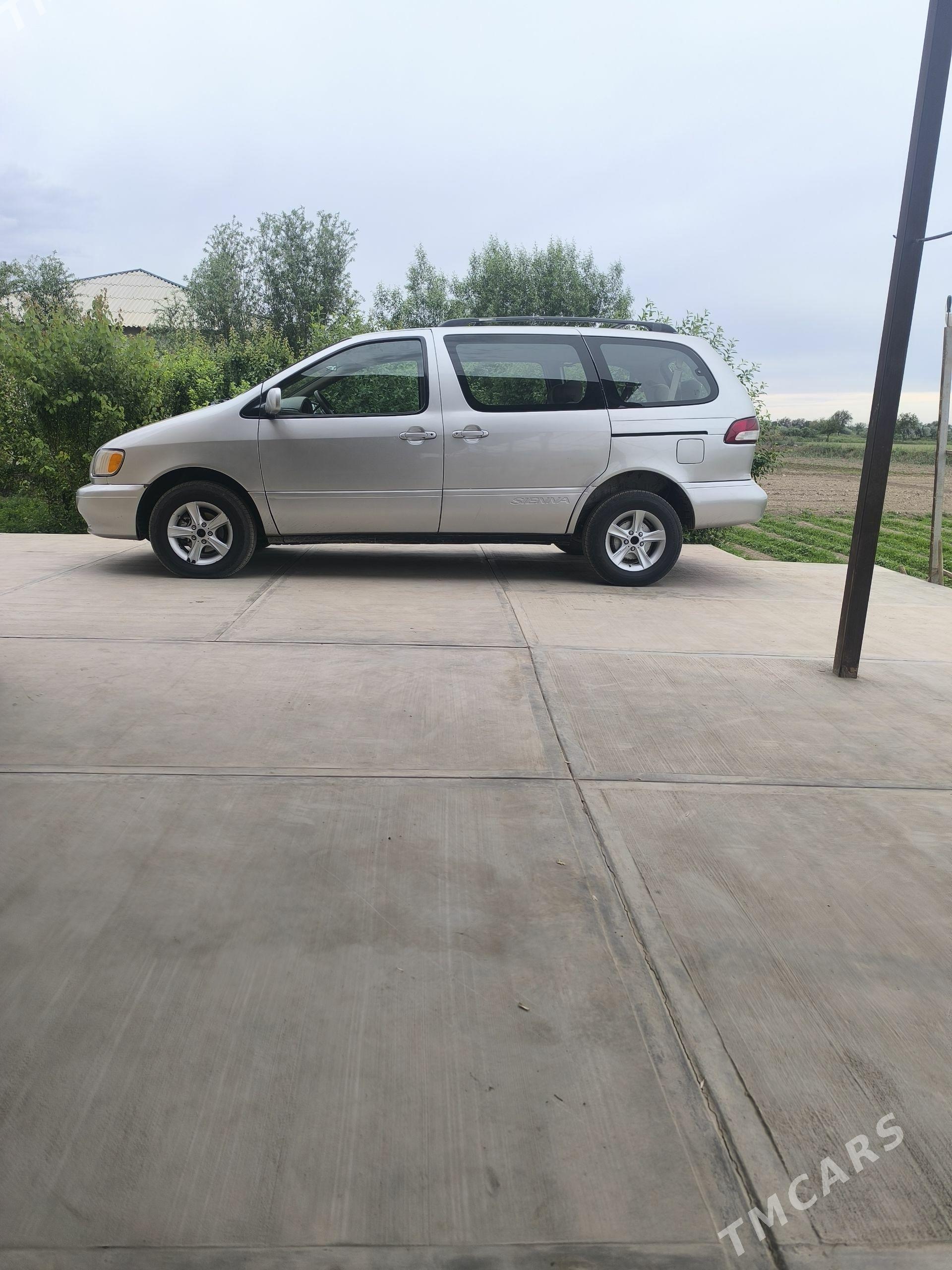 Toyota Sienna 2002 - 200 000 TMT - Дашогуз - img 1